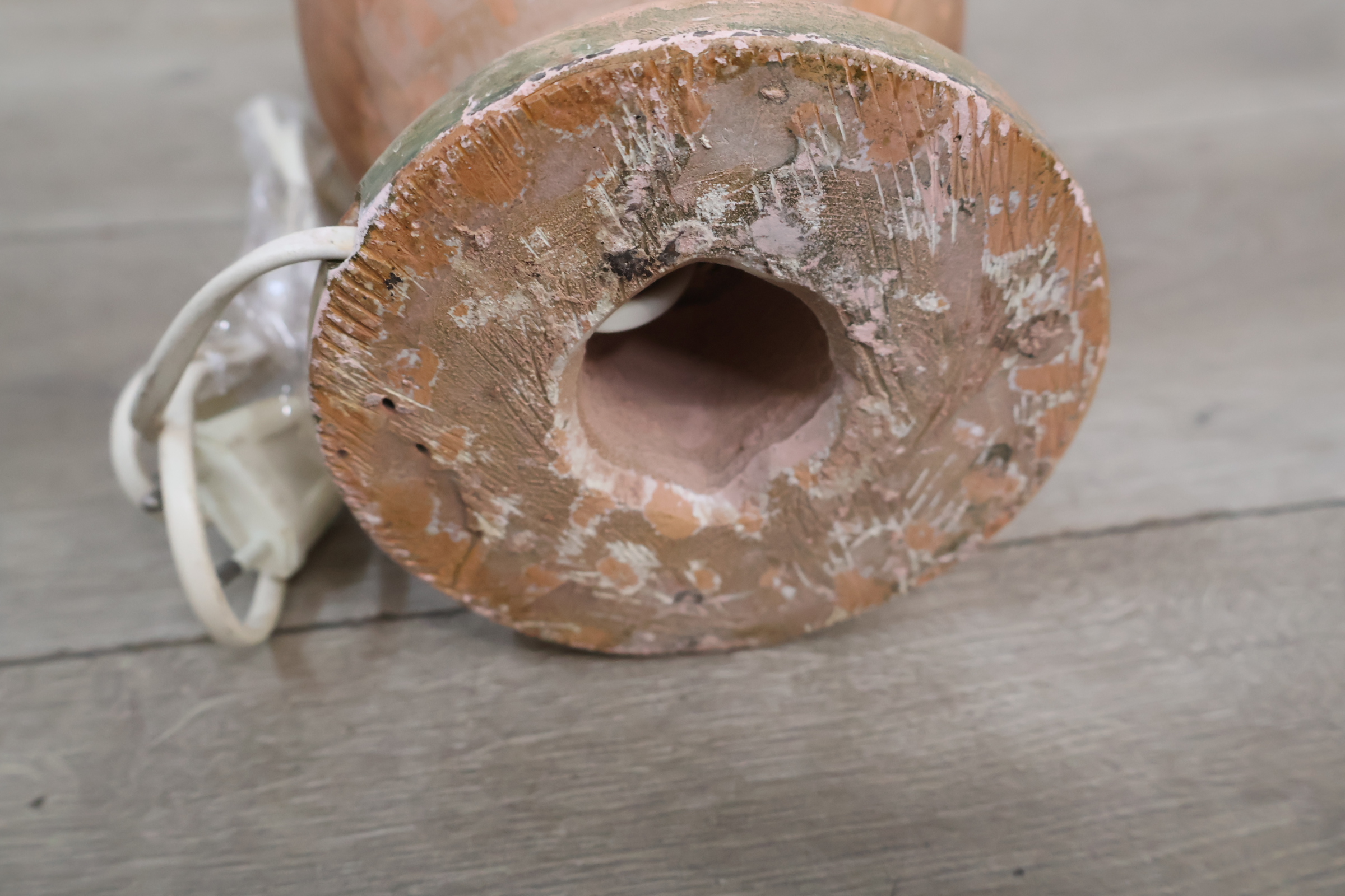Terracotta tafellamp met druiven en gloeilamp – foto 18 – kavel bij GSD Auctions, Zoeterwoude