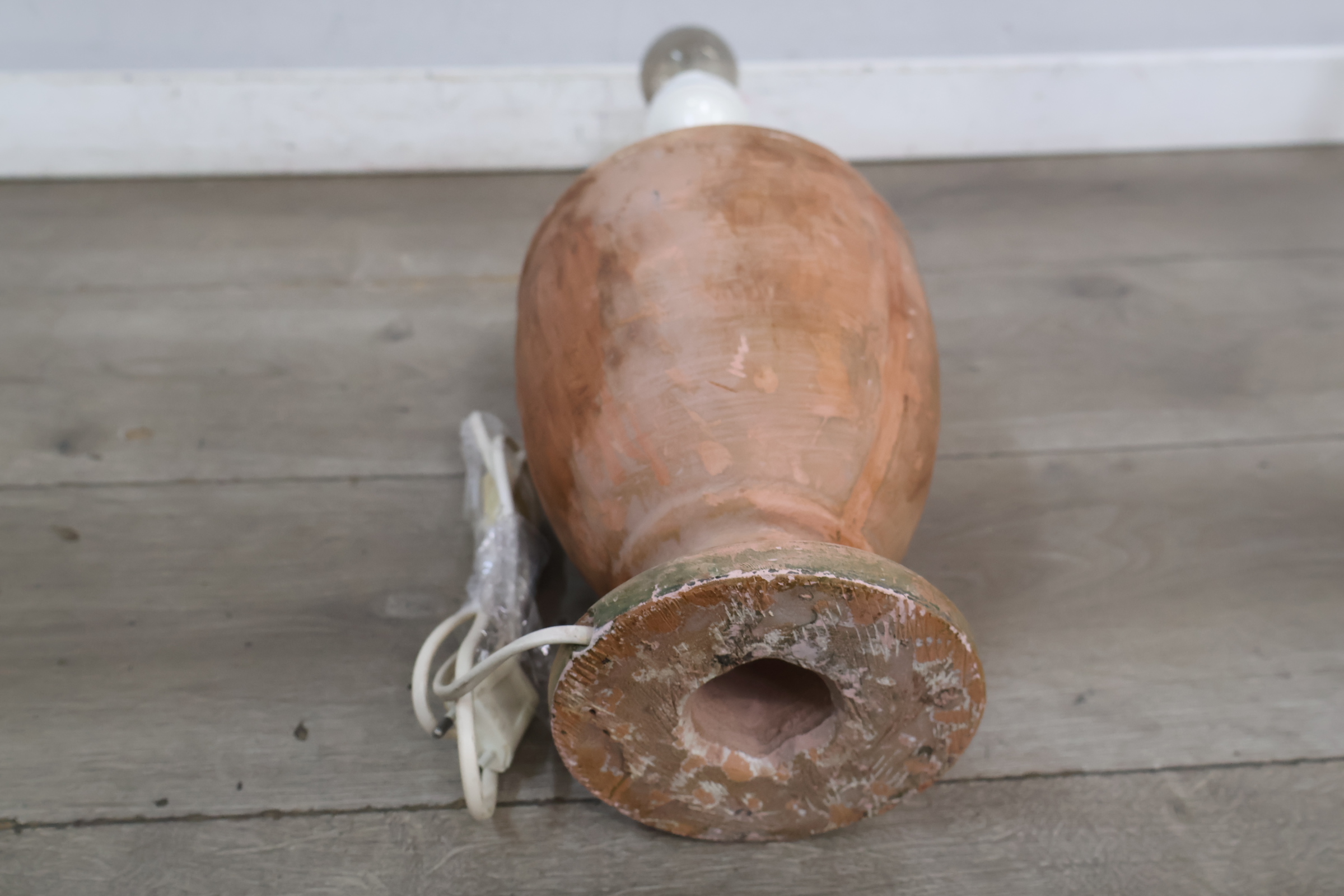 Terracotta tafellamp met druiven en gloeilamp – foto 19 – kavel bij GSD Auctions, Zoeterwoude