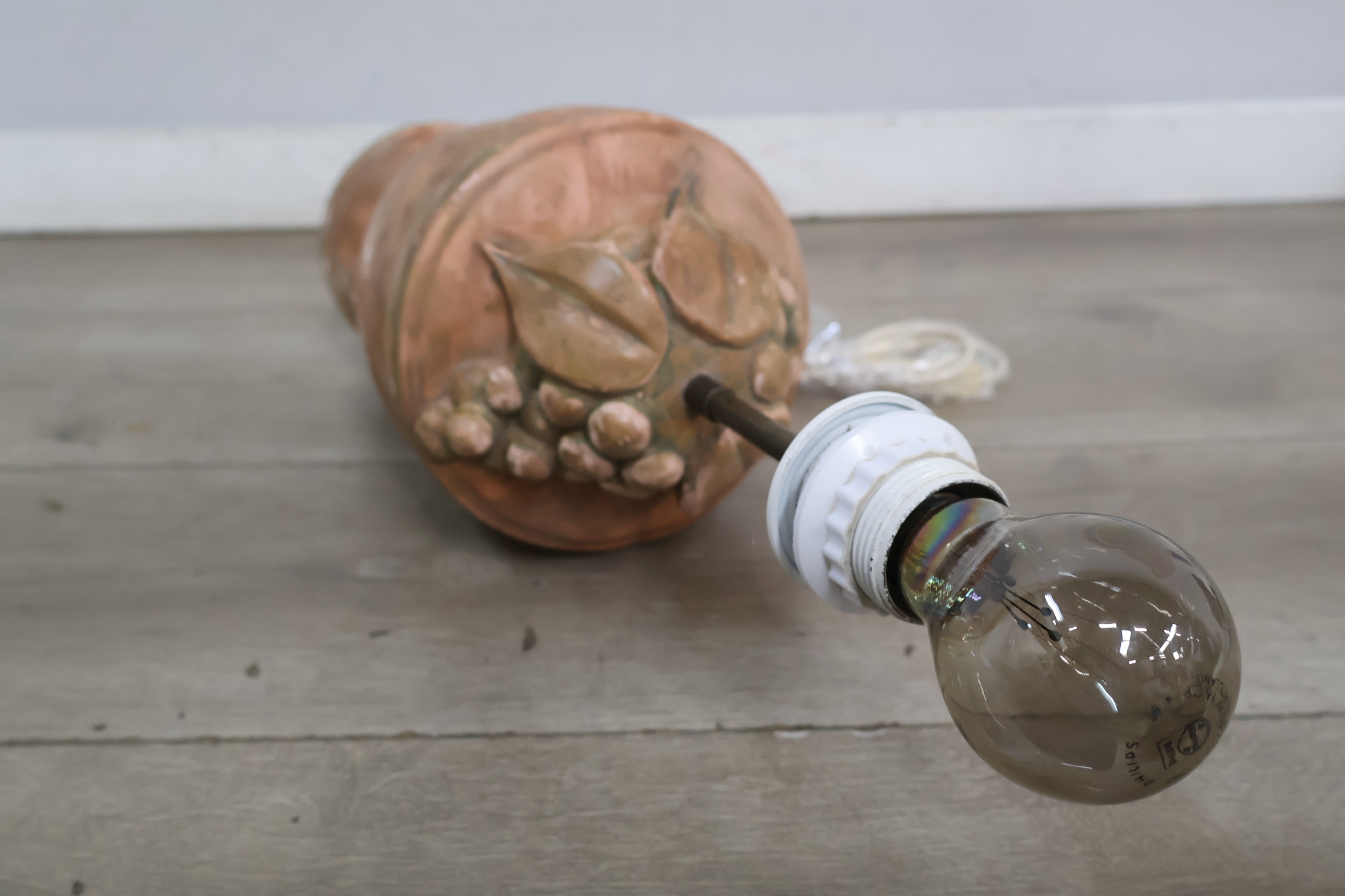 Terracotta tafellamp met druiven en gloeilamp – foto 20 – kavel bij GSD Auctions, Zoeterwoude