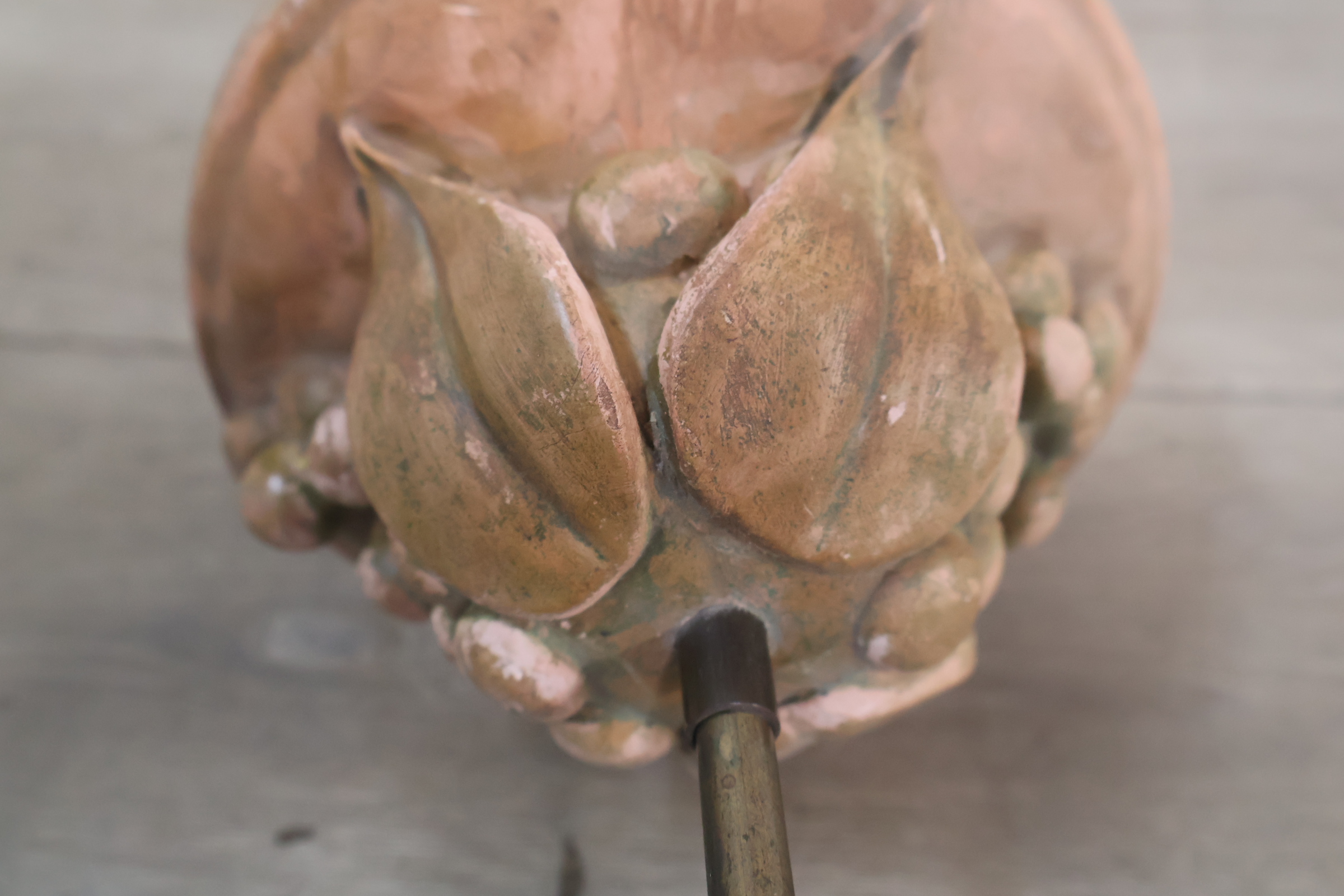Terracotta tafellamp met druiven en gloeilamp – foto 21 – kavel bij GSD Auctions, Zoeterwoude