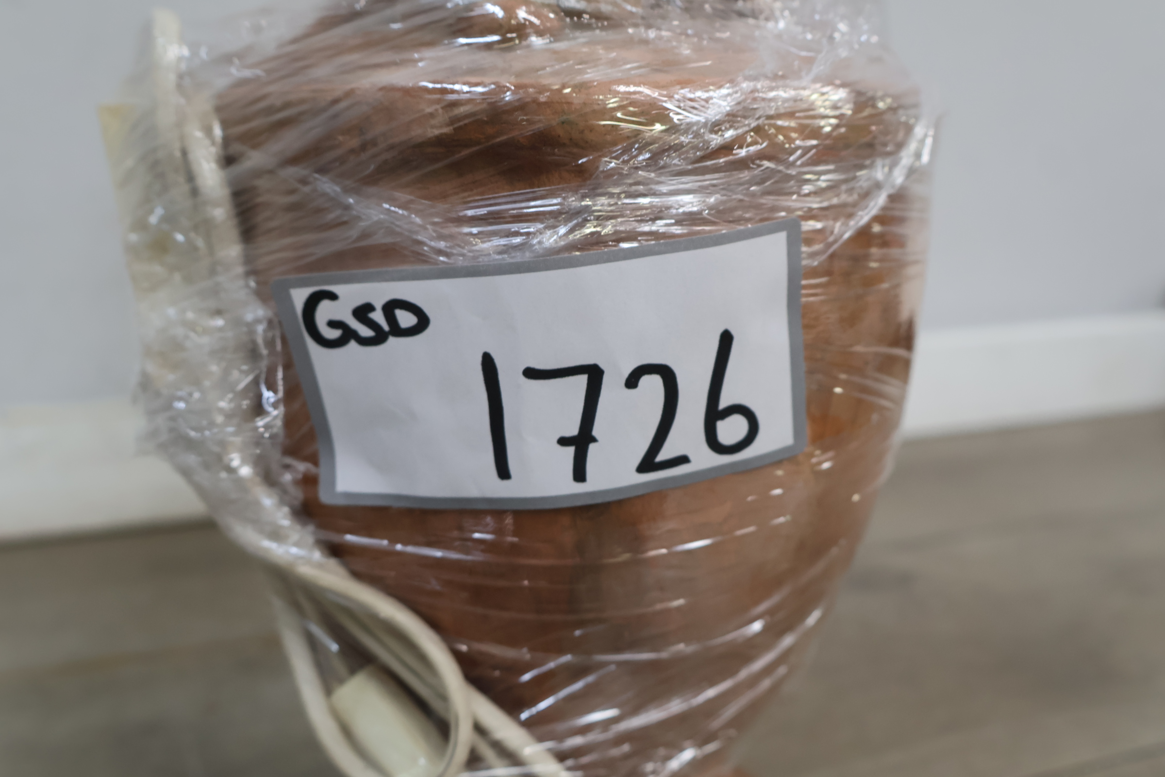 Terracotta tafellamp met druiven en gloeilamp – foto 24 – kavel bij GSD Auctions, Zoeterwoude