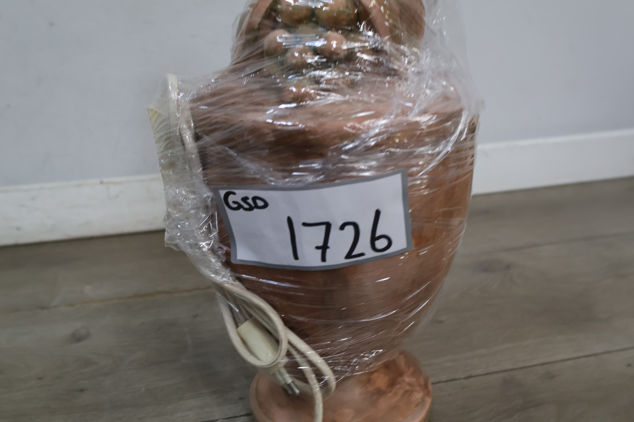 Terracotta tafellamp met druiven en gloeilamp – foto 25 – kavel bij GSD Auctions, Zoeterwoude