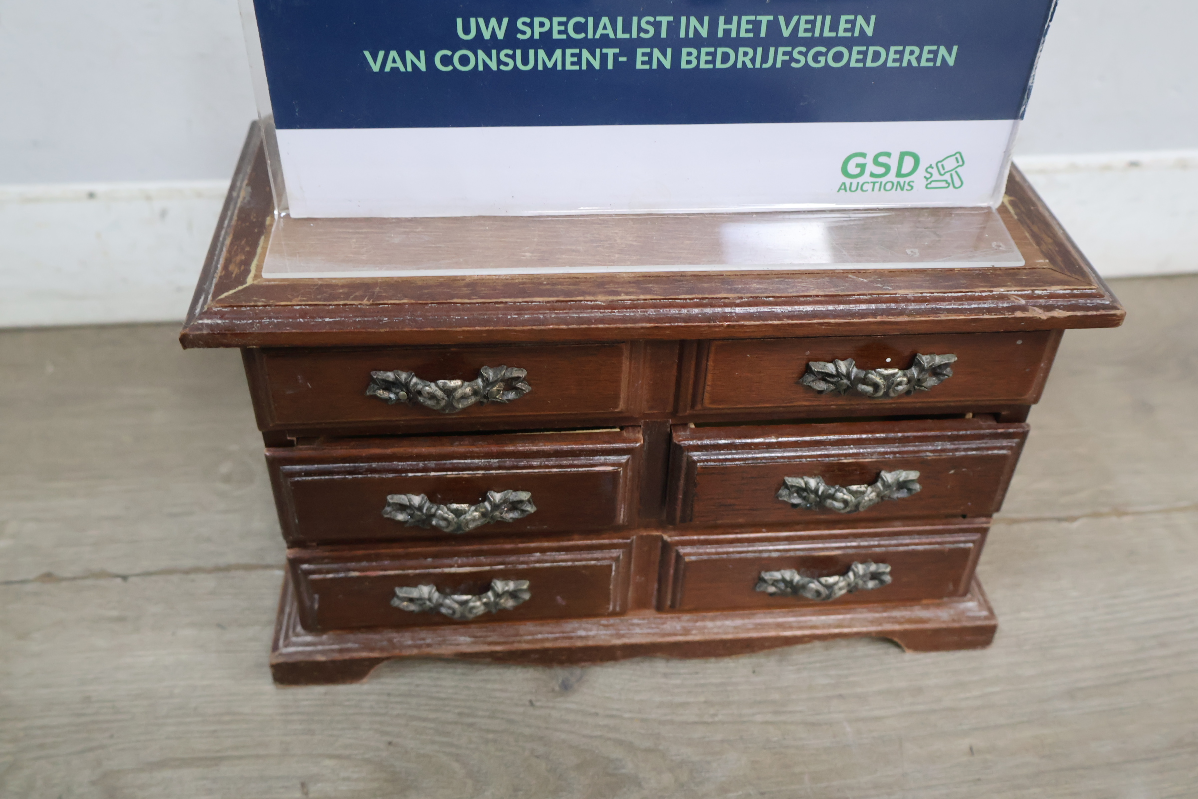 Houten mini ladekast – foto 2 – kavel bij GSD Auctions, Zoeterwoude