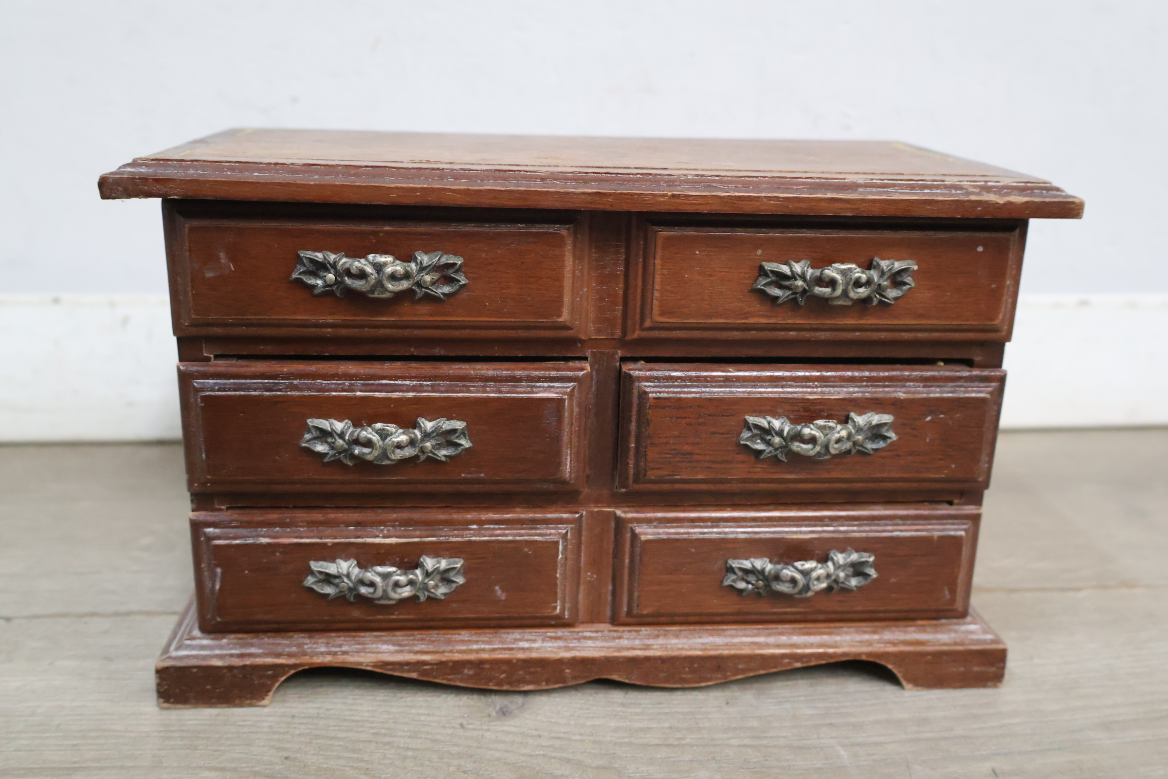 Houten mini ladekast – foto 3 – kavel bij GSD Auctions, Zoeterwoude