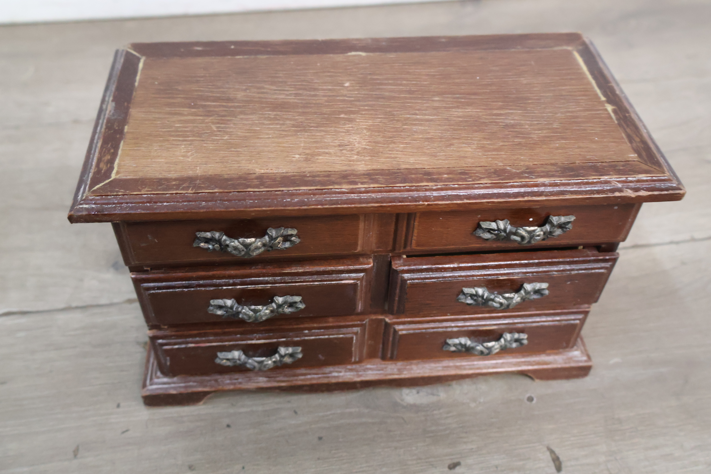 Houten mini ladekast – foto 4 – kavel bij GSD Auctions, Zoeterwoude