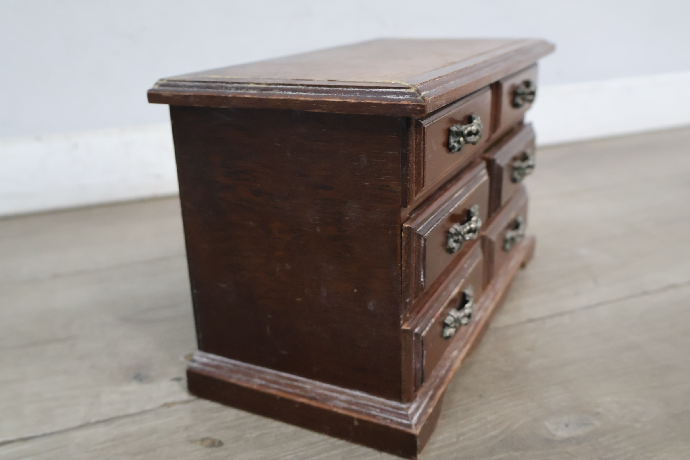 Houten mini ladekast – foto 5 – kavel bij GSD Auctions, Zoeterwoude