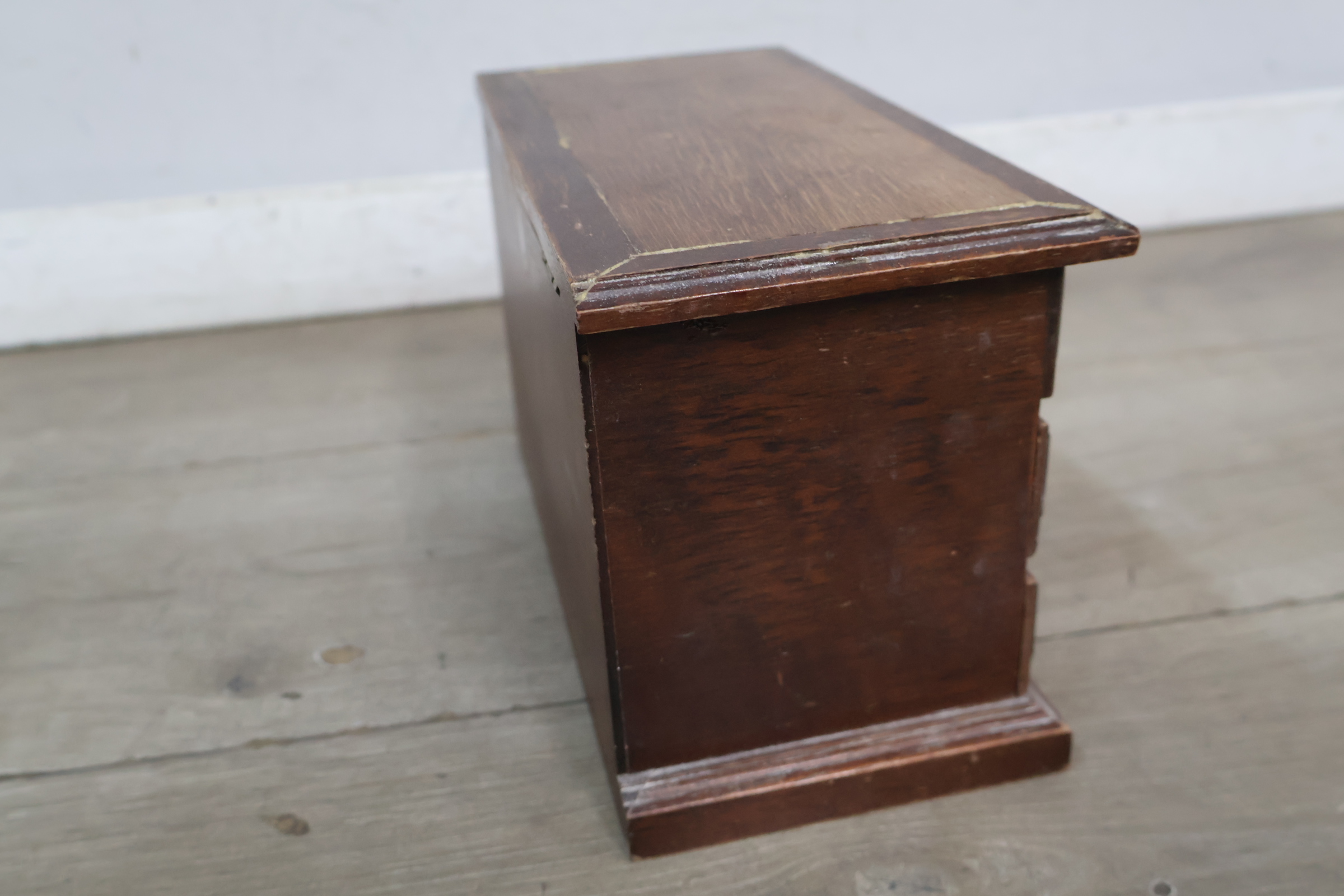 Houten mini ladekast – foto 6 – kavel bij GSD Auctions, Zoeterwoude