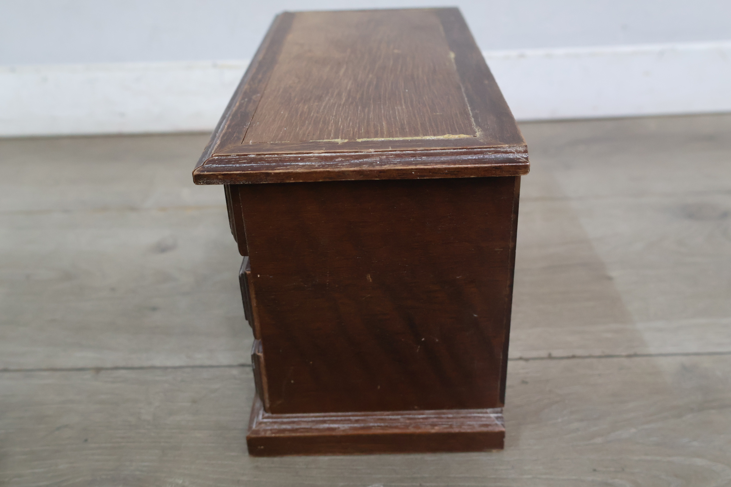 Houten mini ladekast – foto 8 – kavel bij GSD Auctions, Zoeterwoude