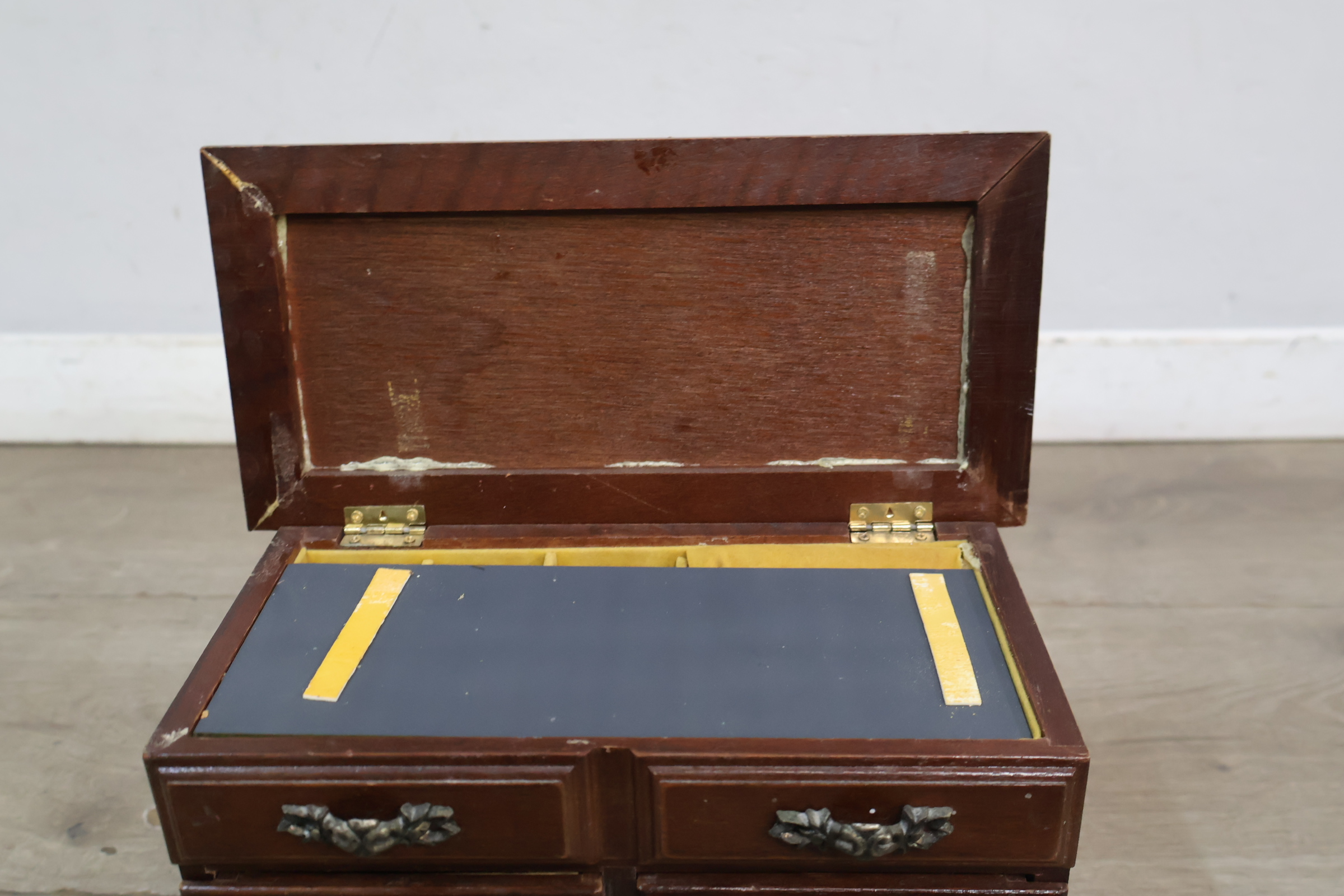 Houten mini ladekast – foto 9 – kavel bij GSD Auctions, Zoeterwoude