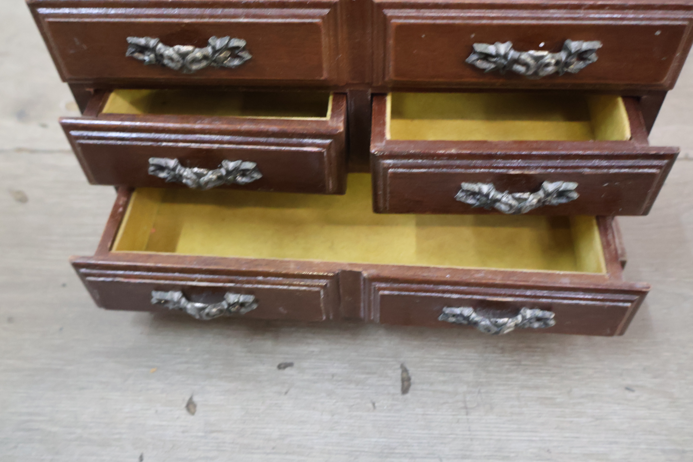 Houten mini ladekast – foto 12 – kavel bij GSD Auctions, Zoeterwoude