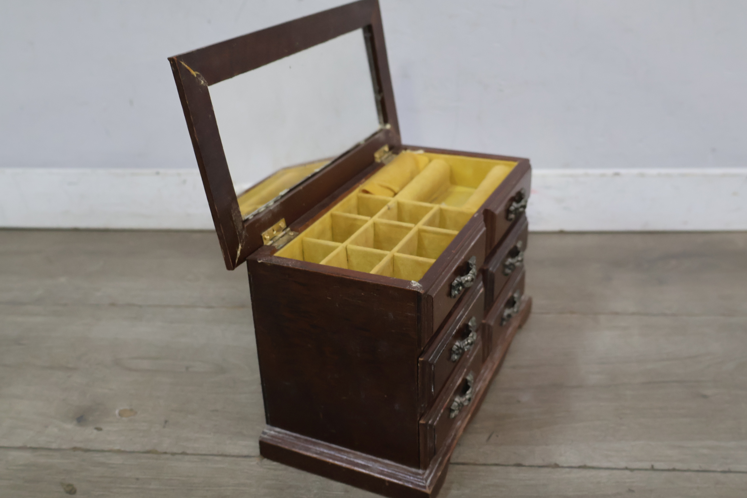 Houten mini ladekast – foto 13 – kavel bij GSD Auctions, Zoeterwoude