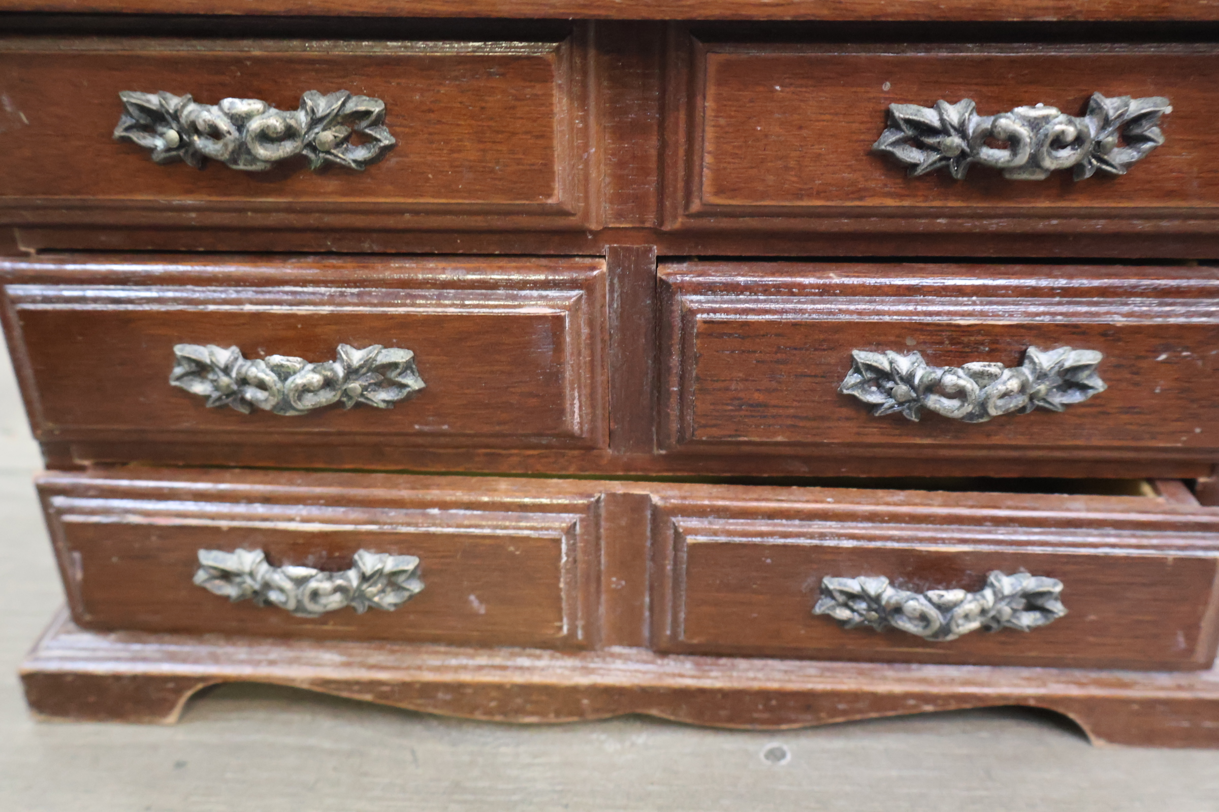 Houten mini ladekast – foto 15 – kavel bij GSD Auctions, Zoeterwoude