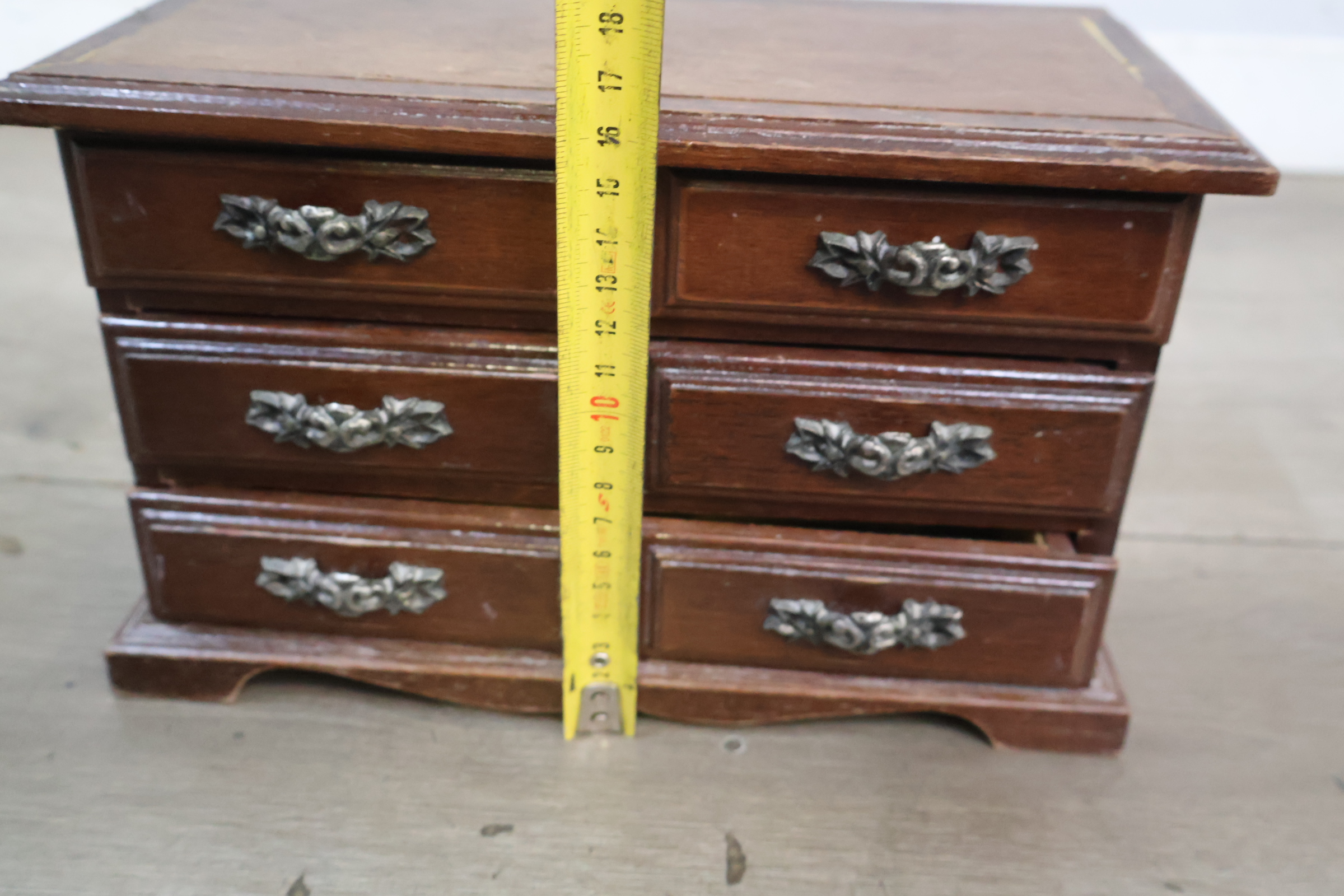 Houten mini ladekast – foto 16 – kavel bij GSD Auctions, Zoeterwoude