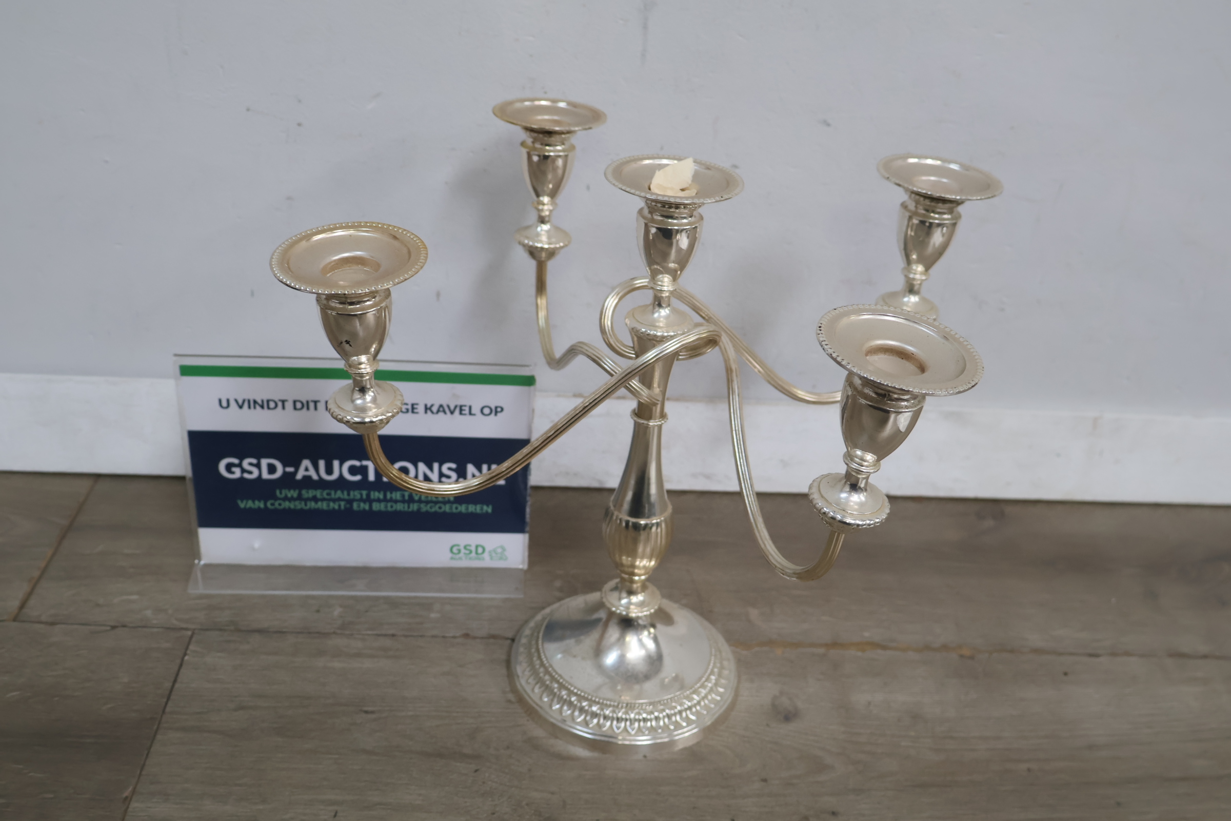 Zilverkleurige vijfarmige kandelaar – foto 2 – kavel bij GSD Auctions, Zoeterwoude