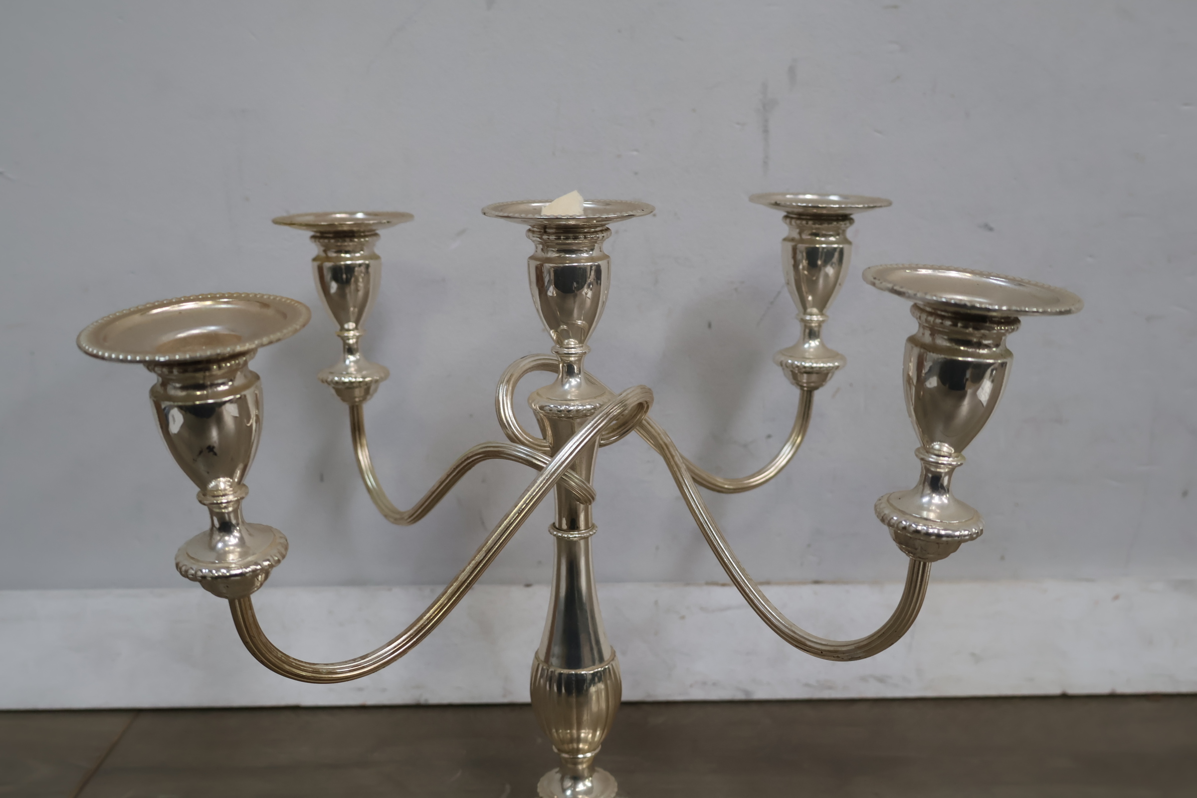 Zilverkleurige vijfarmige kandelaar – foto 3 – kavel bij GSD Auctions, Zoeterwoude