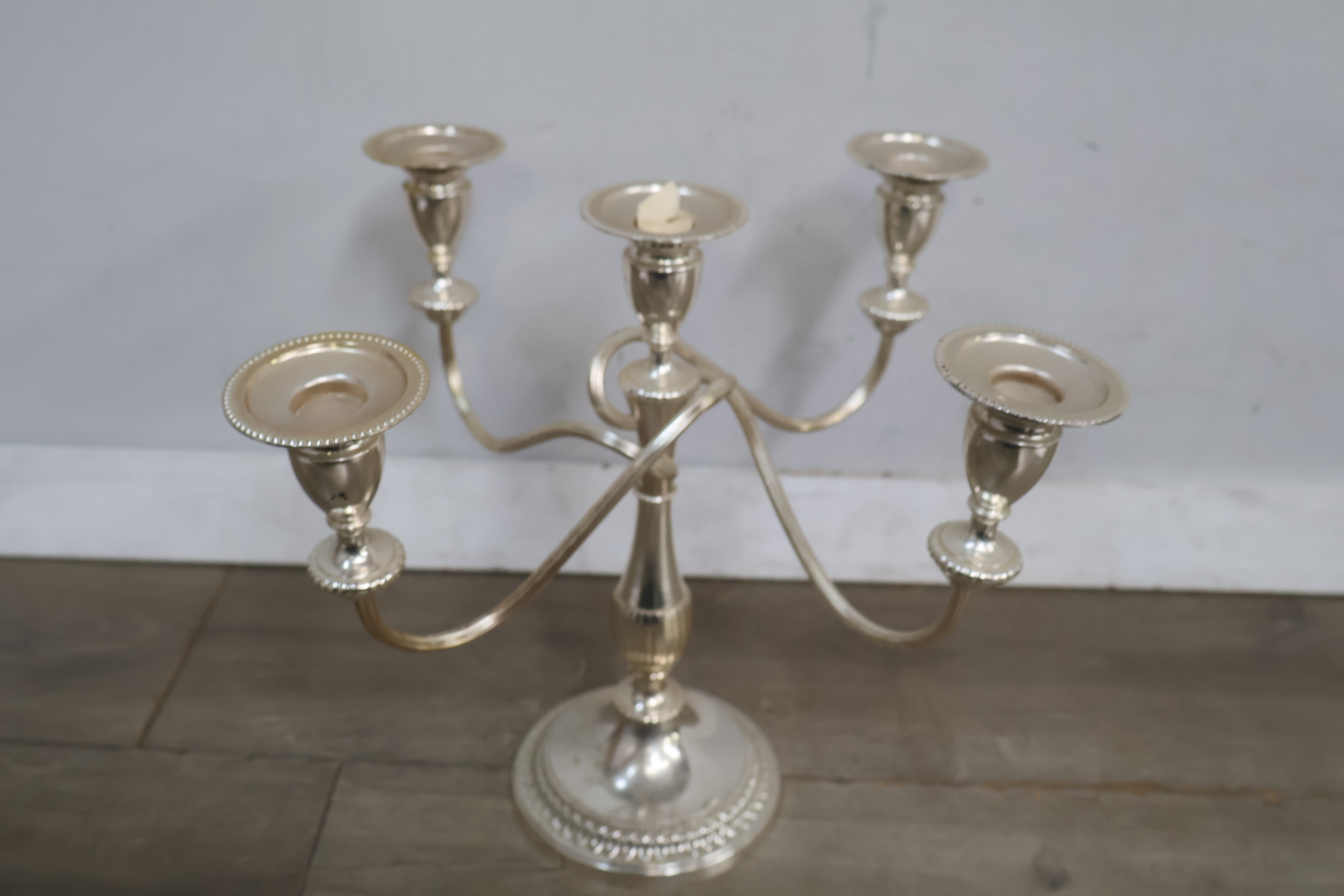 Zilverkleurige vijfarmige kandelaar – foto 4 – kavel bij GSD Auctions, Zoeterwoude