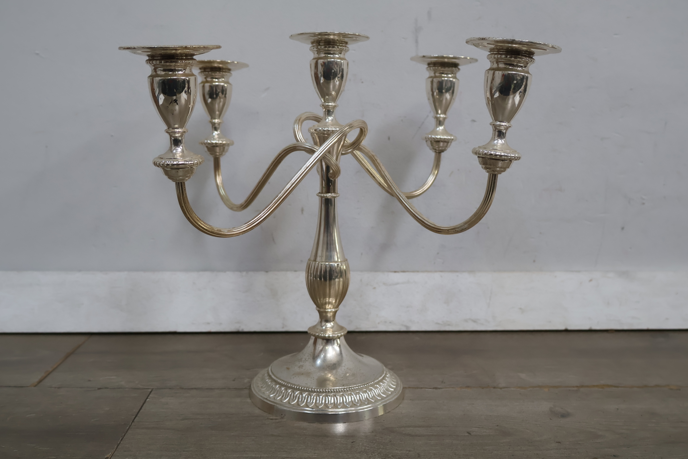Zilverkleurige vijfarmige kandelaar – foto 5 – kavel bij GSD Auctions, Zoeterwoude