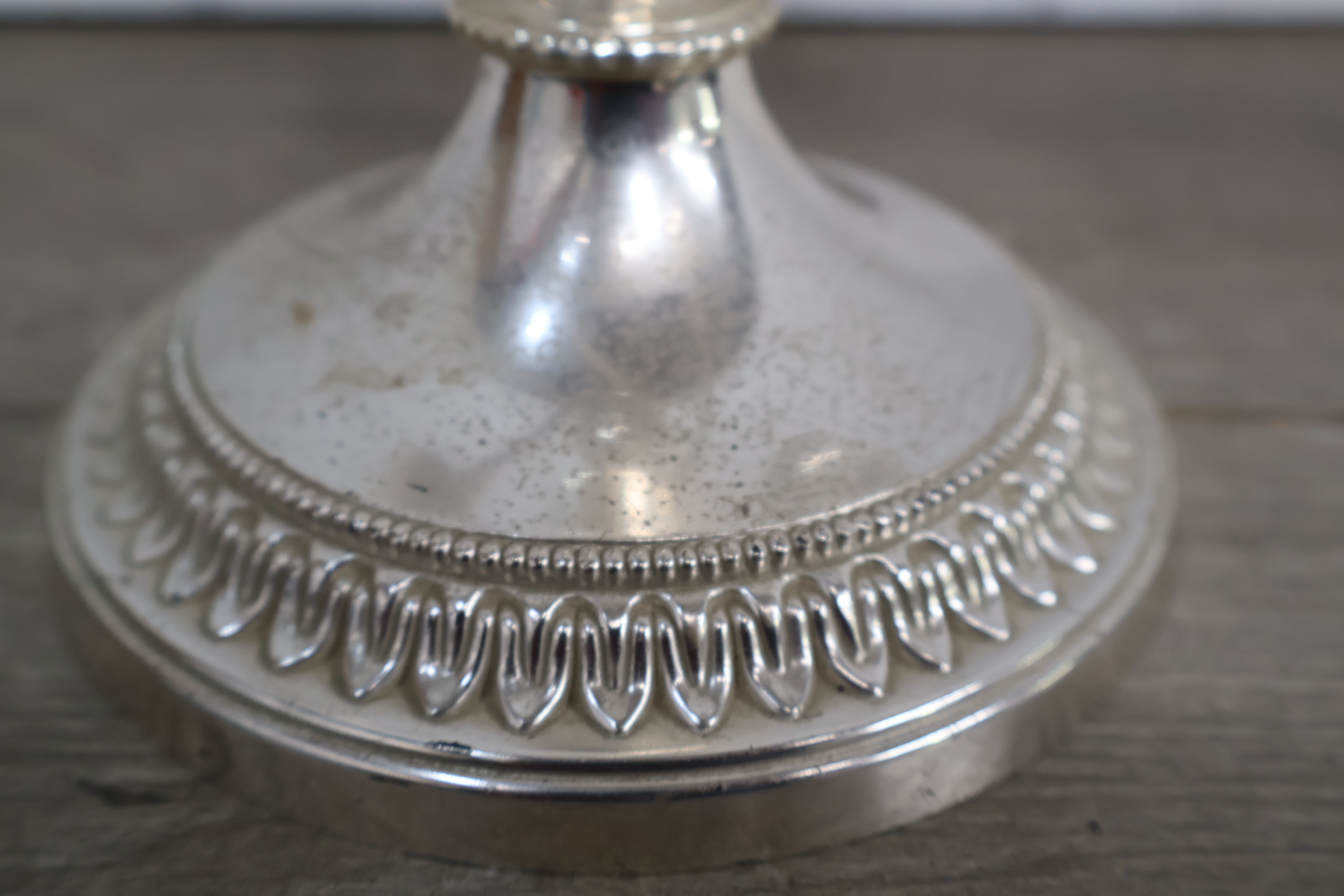 Zilverkleurige vijfarmige kandelaar – foto 6 – kavel bij GSD Auctions, Zoeterwoude