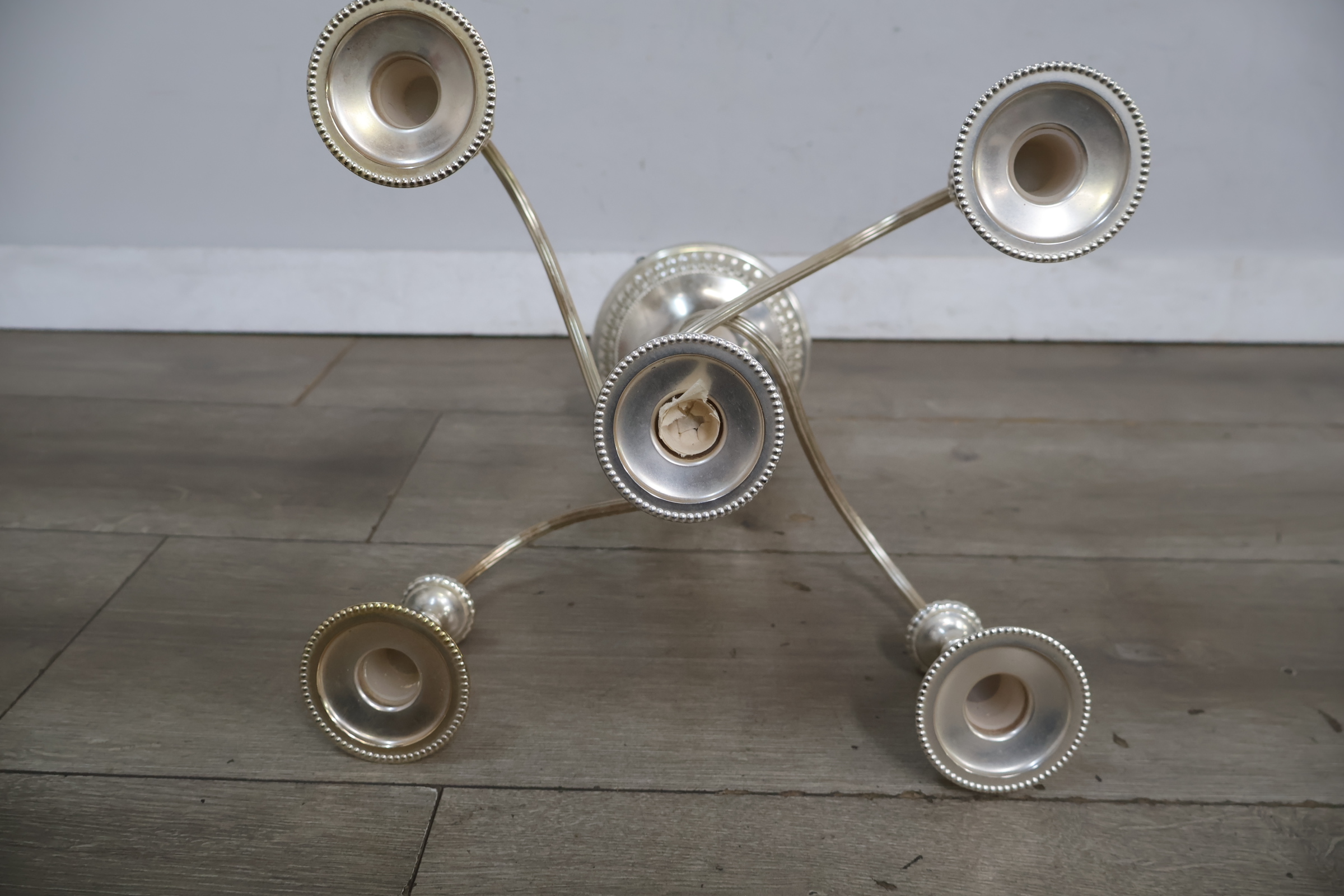 Zilverkleurige vijfarmige kandelaar – foto 7 – kavel bij GSD Auctions, Zoeterwoude