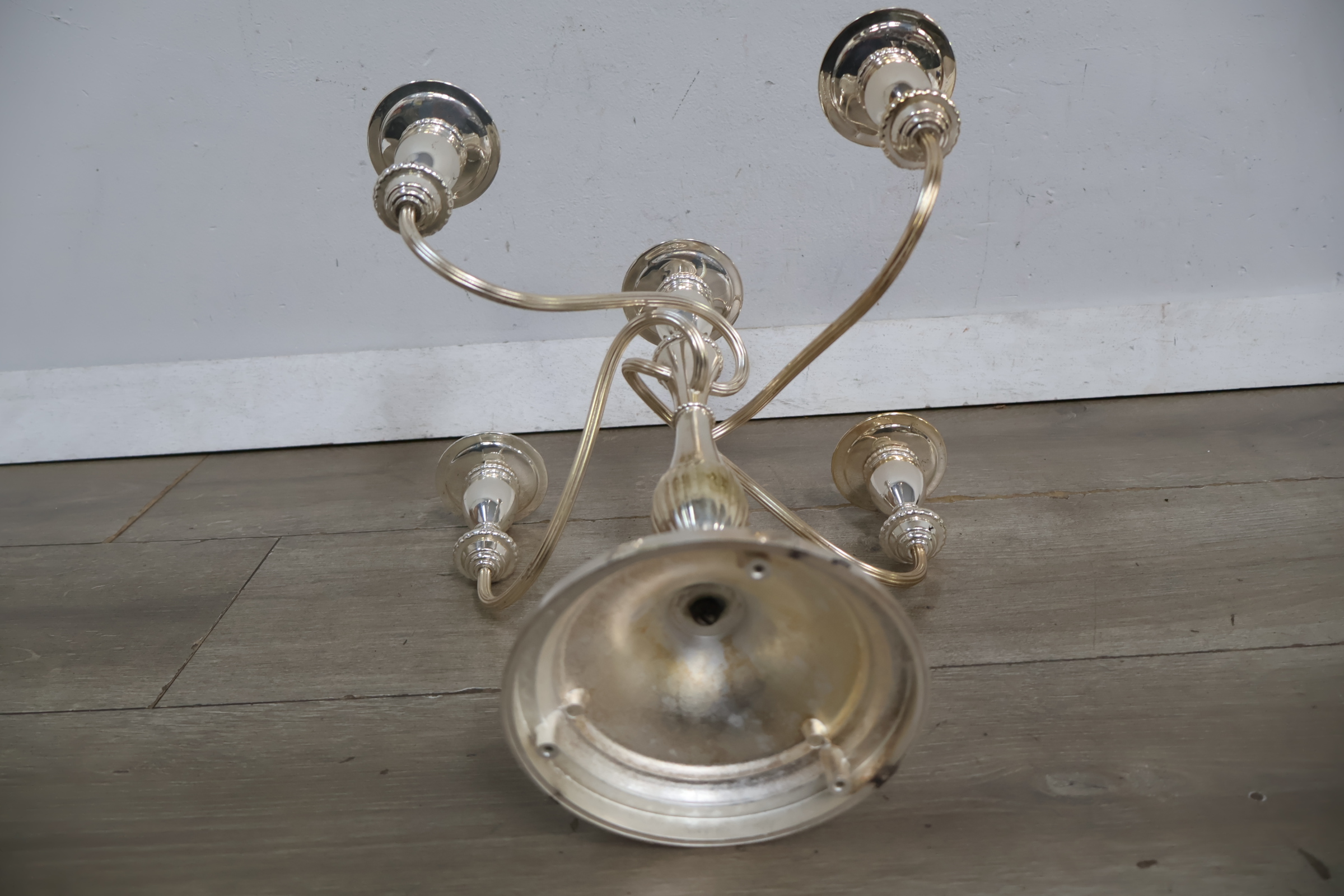 Zilverkleurige vijfarmige kandelaar – foto 10 – kavel bij GSD Auctions, Zoeterwoude