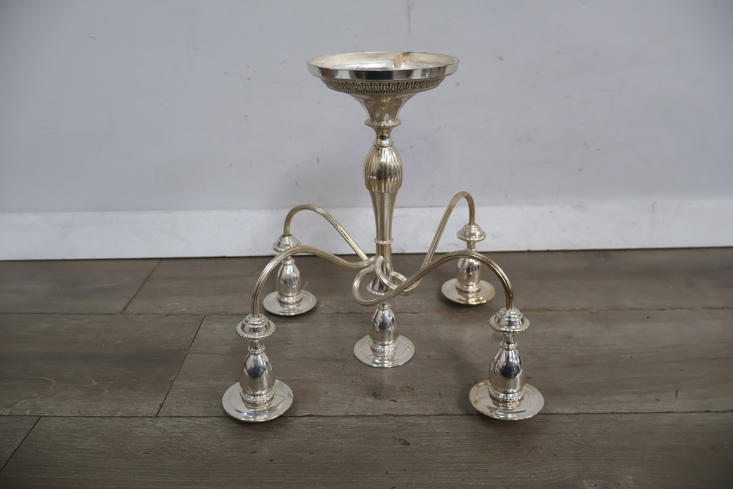 Zilverkleurige vijfarmige kandelaar – foto 11 – kavel bij GSD Auctions, Zoeterwoude