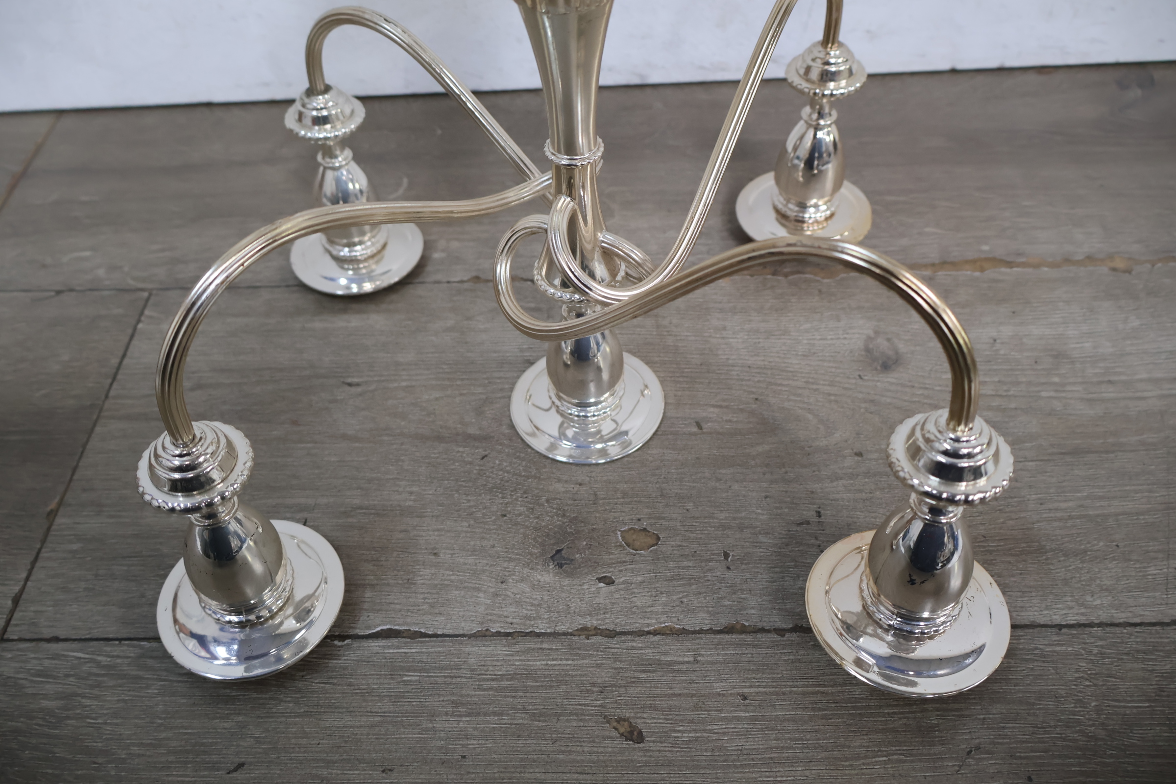 Zilverkleurige vijfarmige kandelaar – foto 12 – kavel bij GSD Auctions, Zoeterwoude