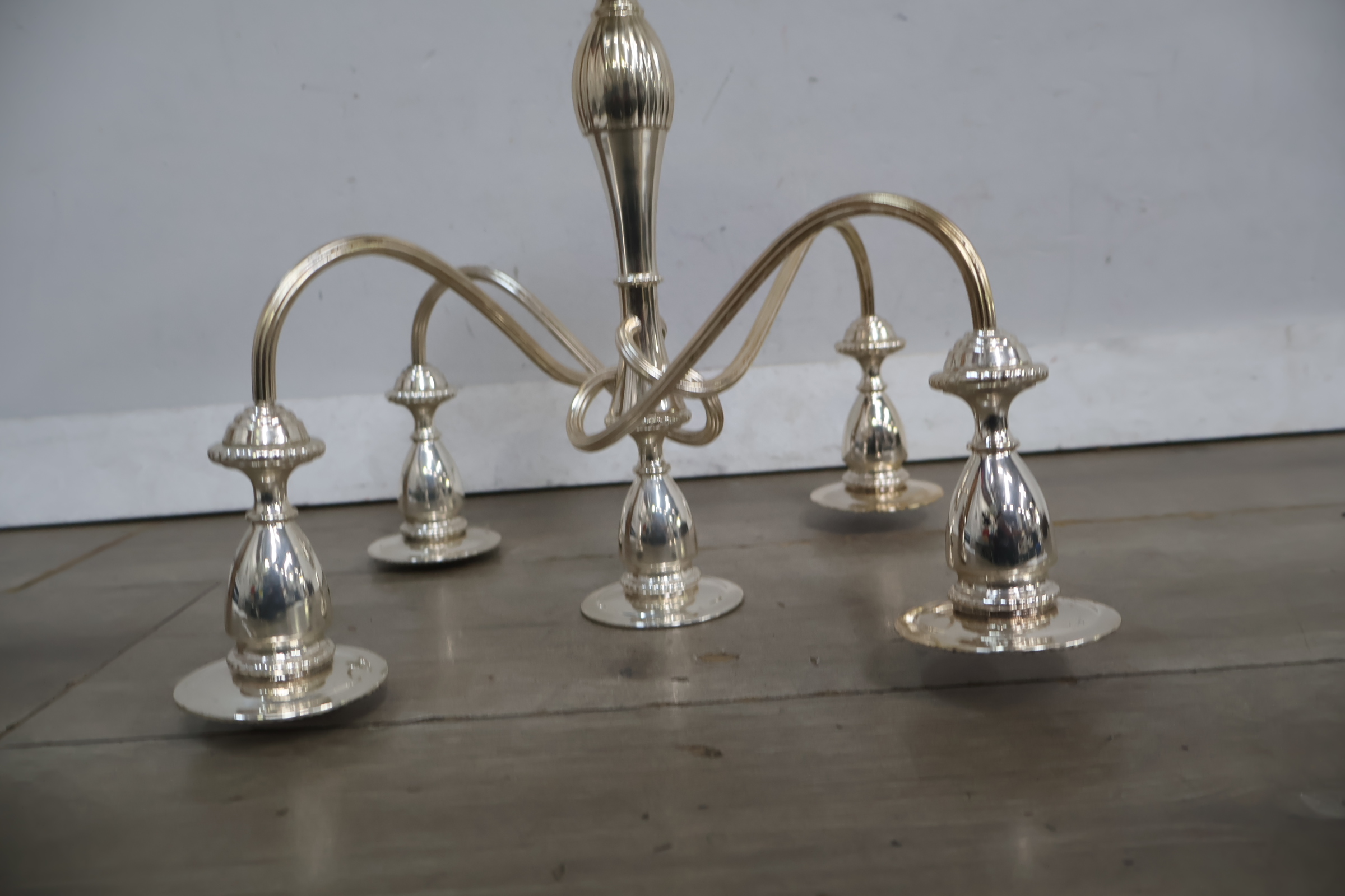 Zilverkleurige vijfarmige kandelaar – foto 13 – kavel bij GSD Auctions, Zoeterwoude