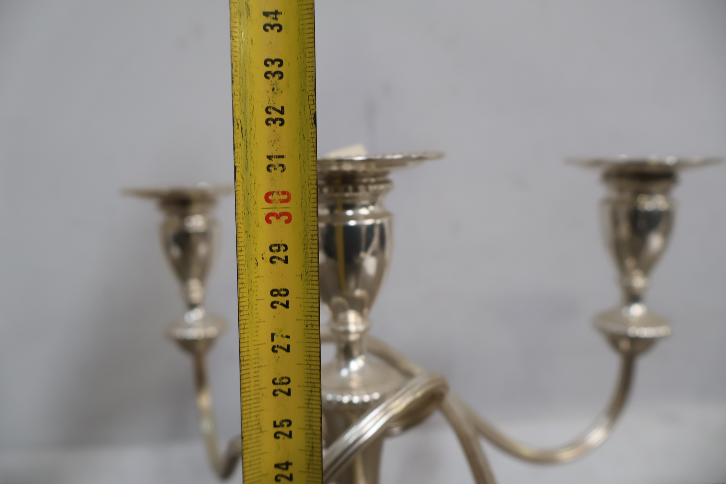 Zilverkleurige vijfarmige kandelaar – foto 14 – kavel bij GSD Auctions, Zoeterwoude