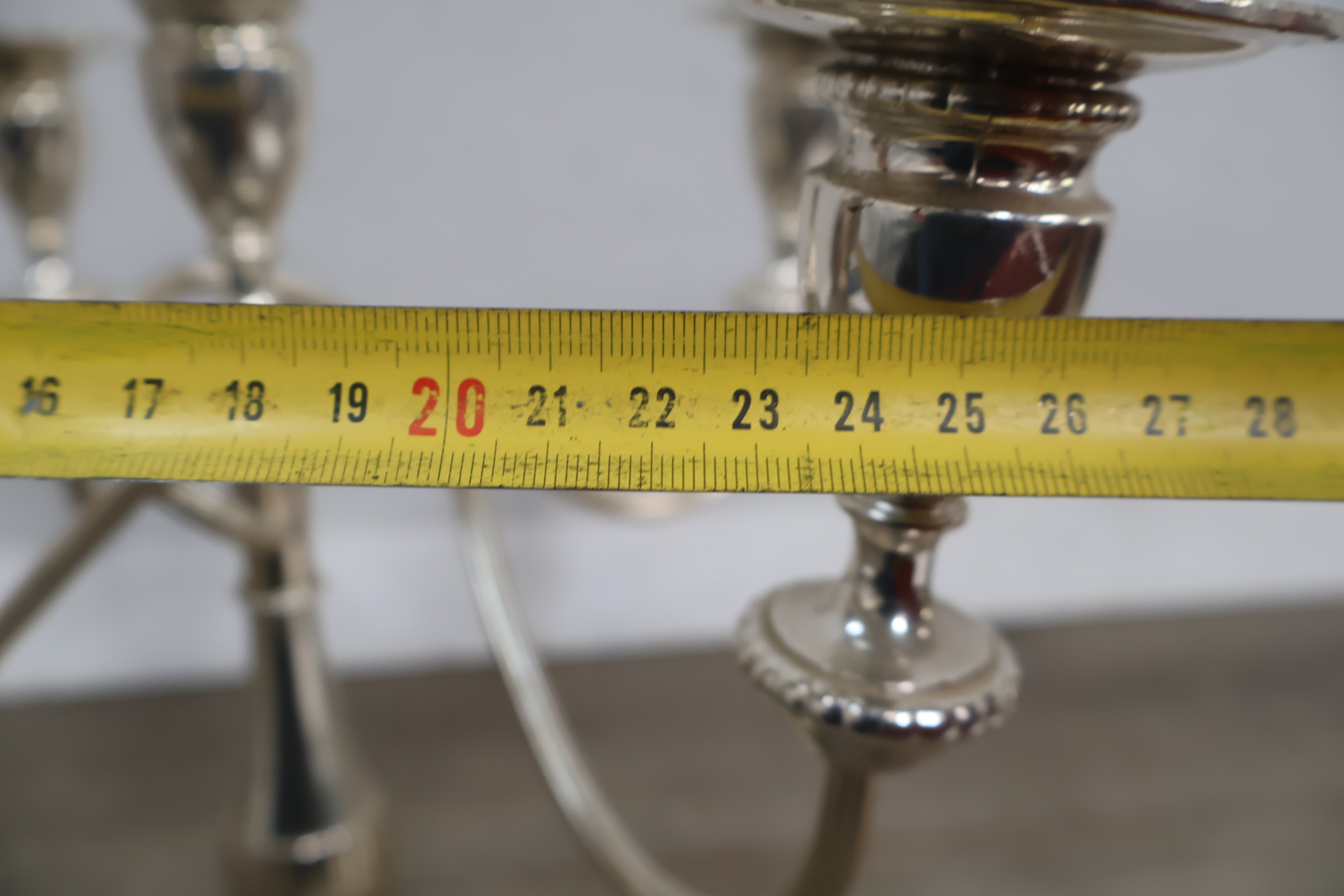 Zilverkleurige vijfarmige kandelaar – foto 15 – kavel bij GSD Auctions, Zoeterwoude