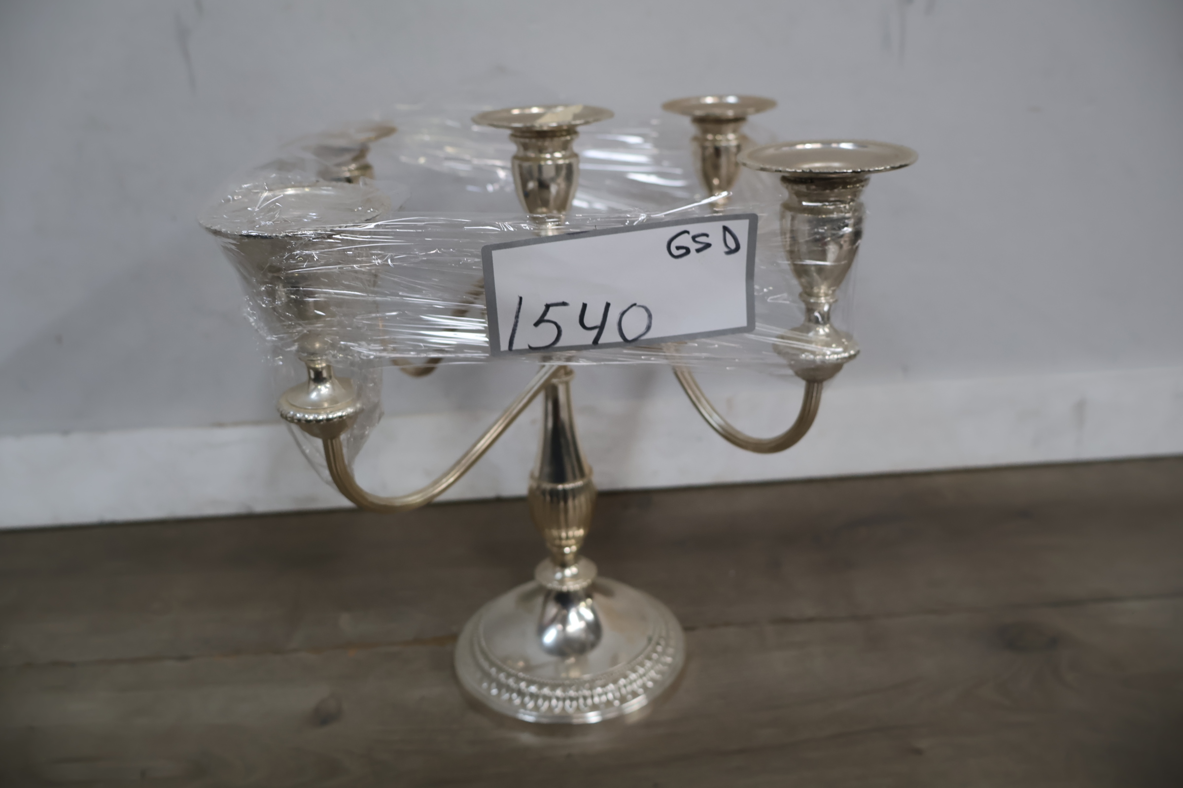 Zilverkleurige vijfarmige kandelaar – foto 17 – kavel bij GSD Auctions, Zoeterwoude