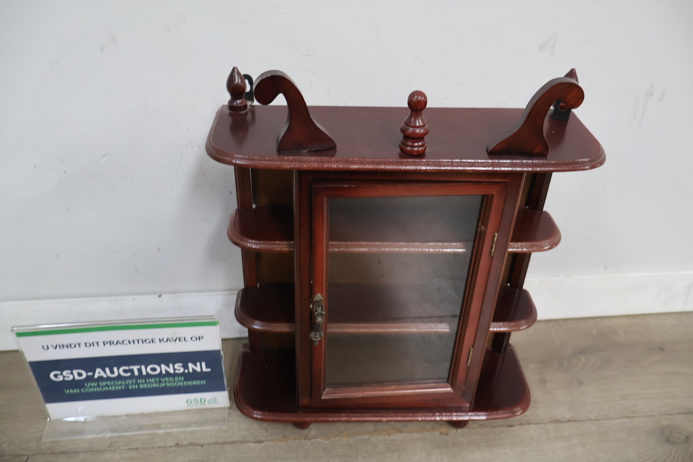 Houten vitrinekast met glasdeur en sierornamenten – foto 2 – kavel bij GSD Auctions, Zoeterwoude