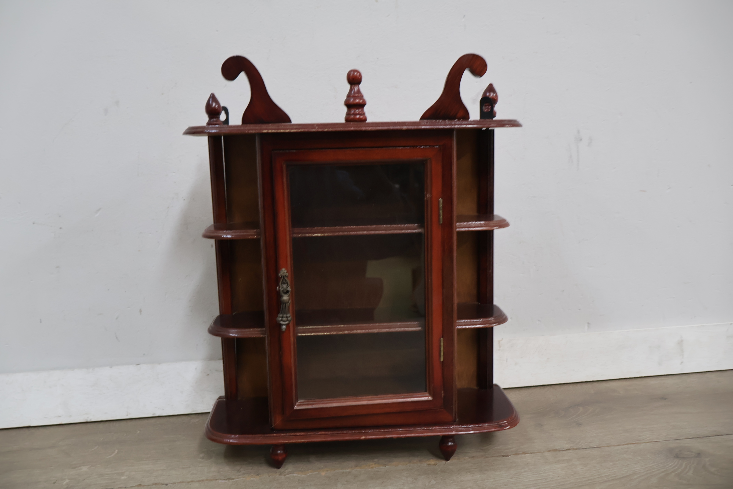 Houten vitrinekast met glasdeur en sierornamenten – foto 3 – kavel bij GSD Auctions, Zoeterwoude