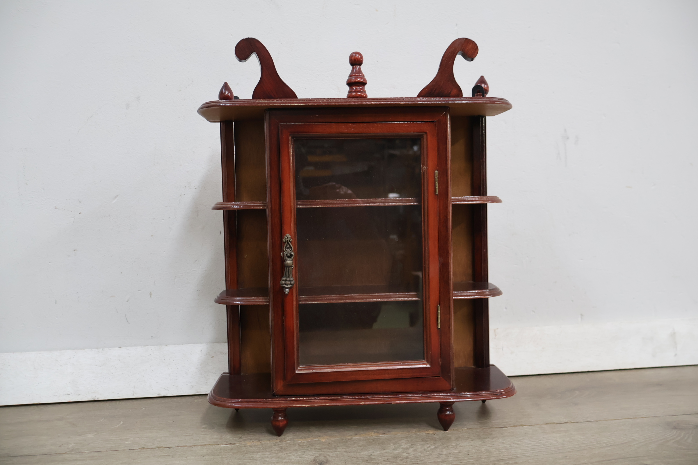 Houten vitrinekast met glasdeur en sierornamenten – foto 4 – kavel bij GSD Auctions, Zoeterwoude