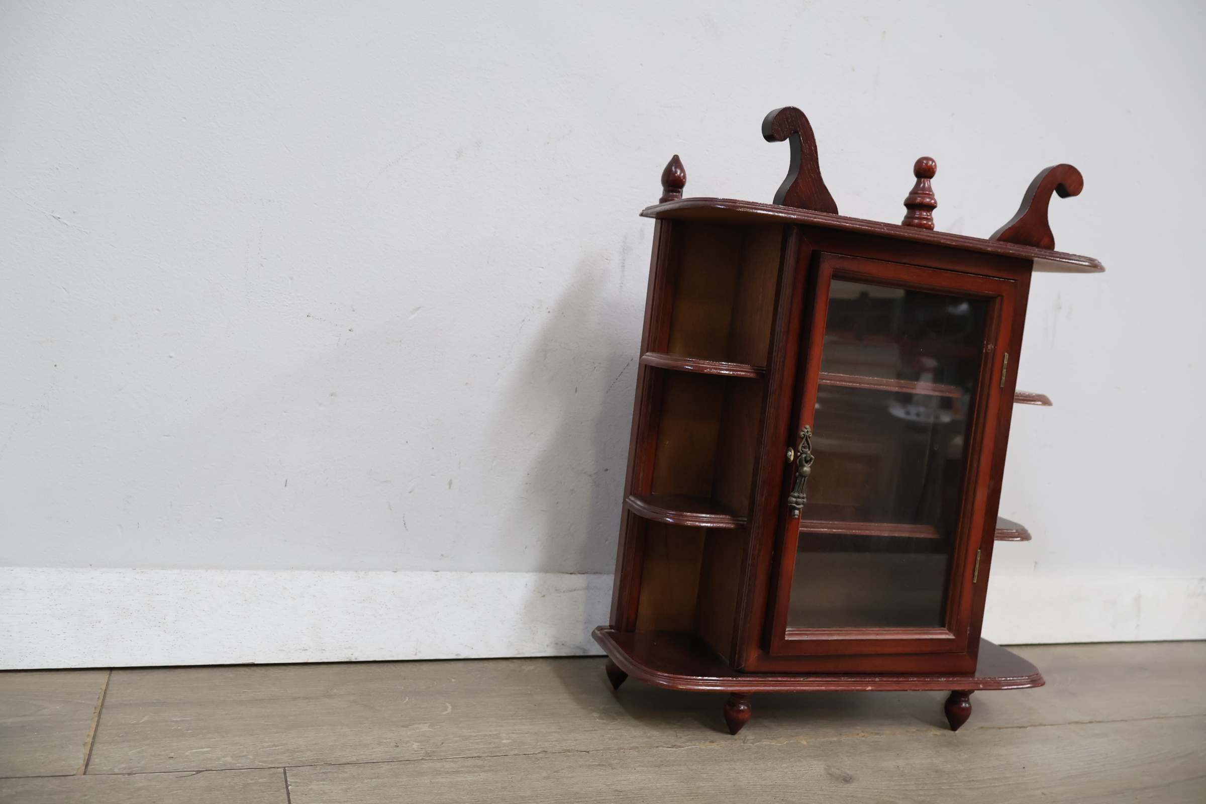 Houten vitrinekast met glasdeur en sierornamenten – foto 5 – kavel bij GSD Auctions, Zoeterwoude