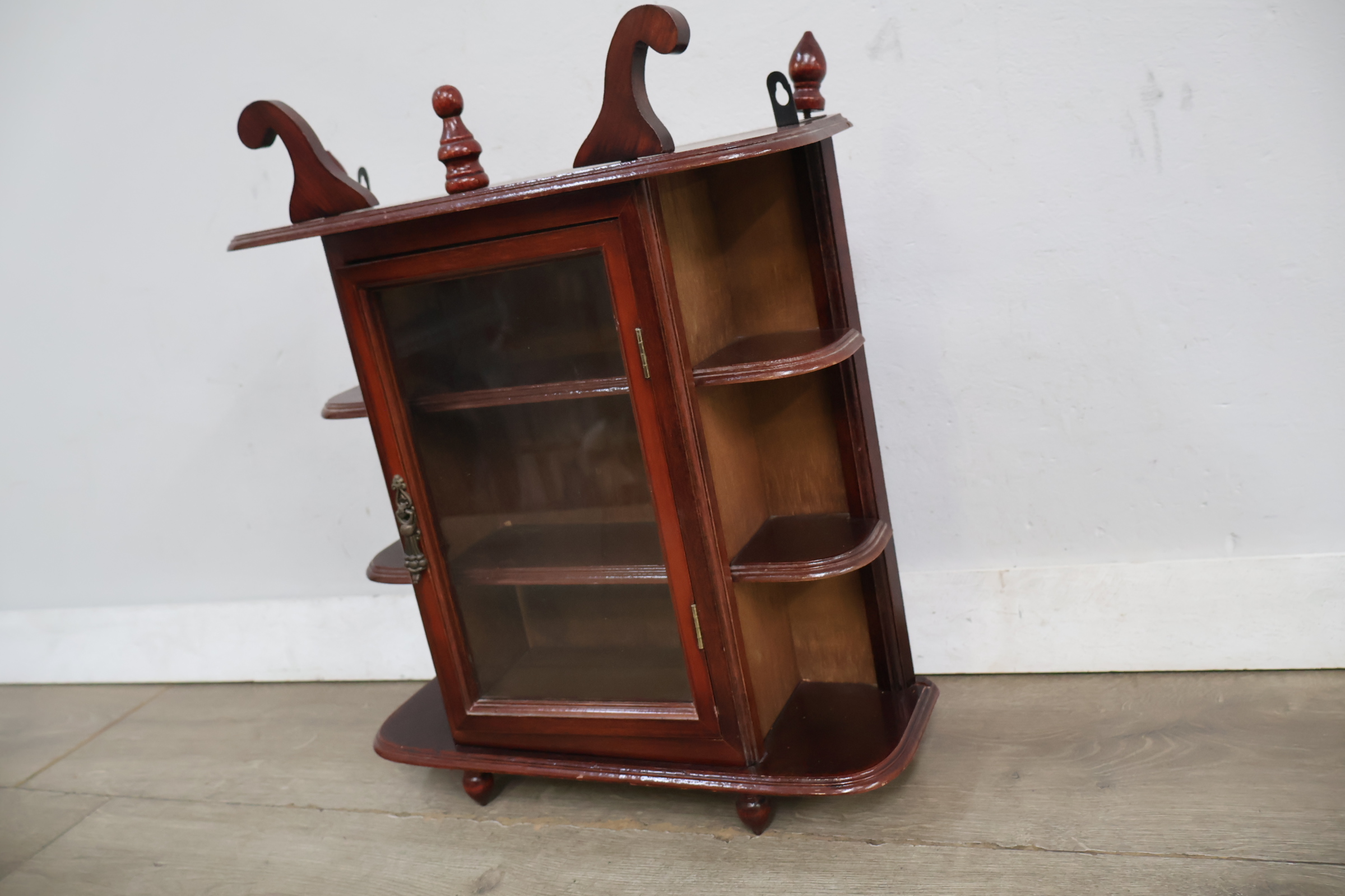 Houten vitrinekast met glasdeur en sierornamenten – foto 6 – kavel bij GSD Auctions, Zoeterwoude