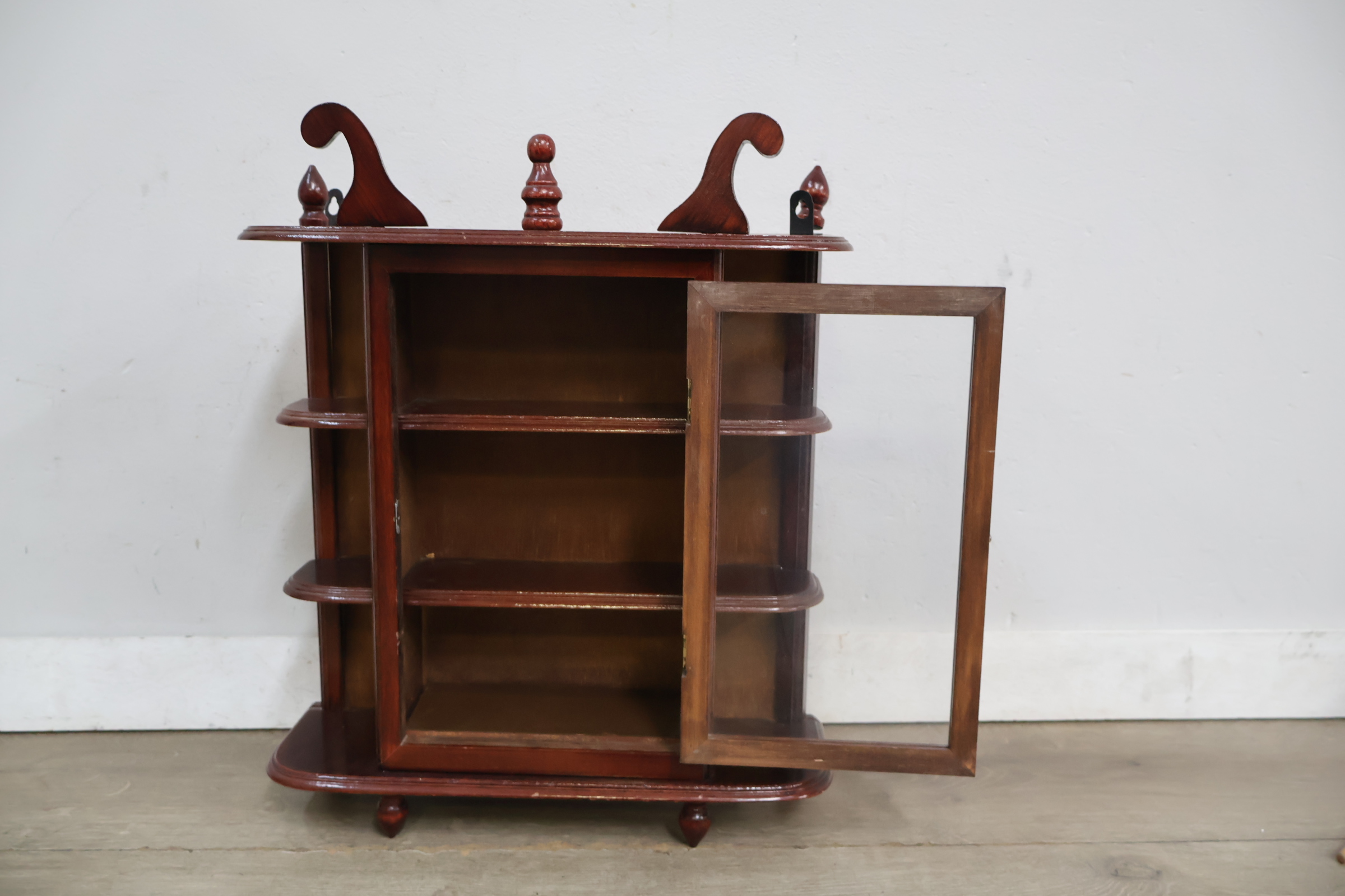 Houten vitrinekast met glasdeur en sierornamenten – foto 7 – kavel bij GSD Auctions, Zoeterwoude