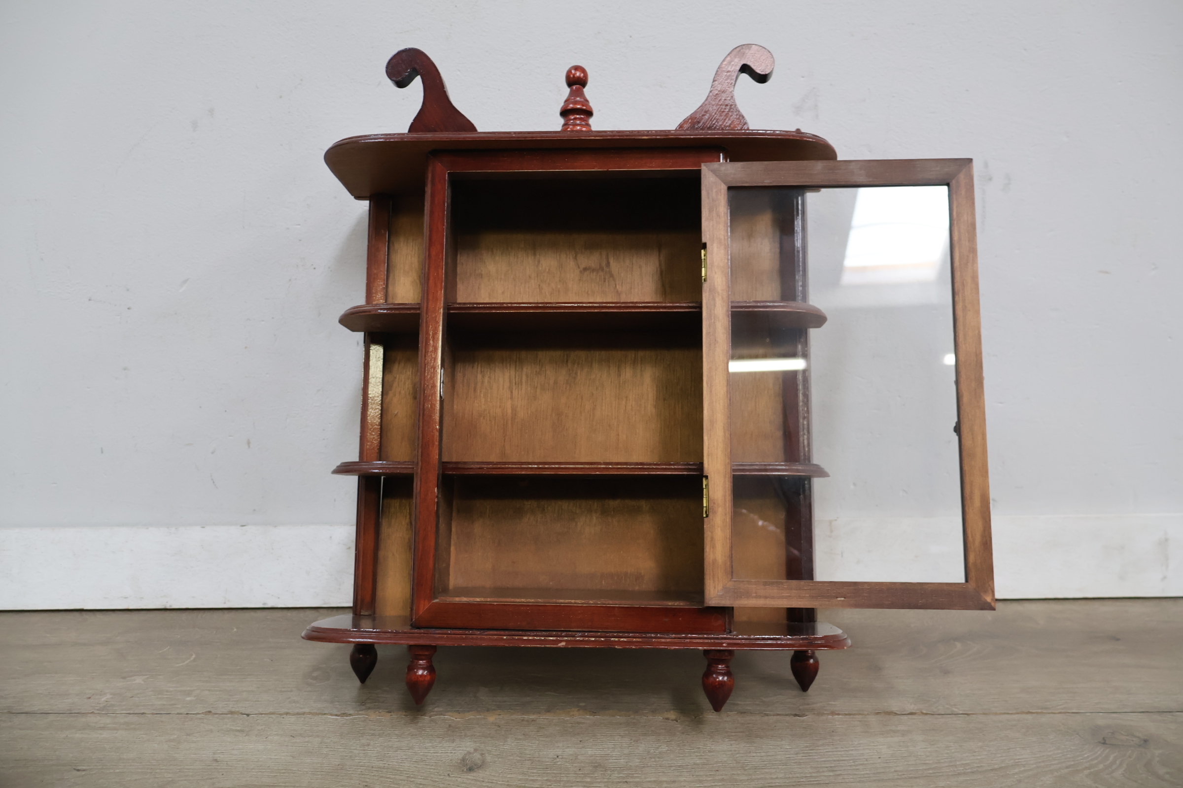Houten vitrinekast met glasdeur en sierornamenten – foto 8 – kavel bij GSD Auctions, Zoeterwoude