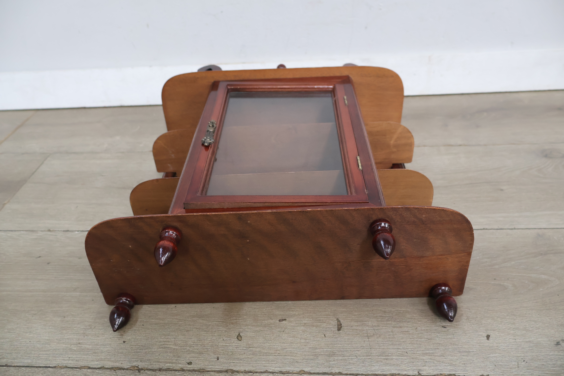 Houten vitrinekast met glasdeur en sierornamenten – foto 9 – kavel bij GSD Auctions, Zoeterwoude