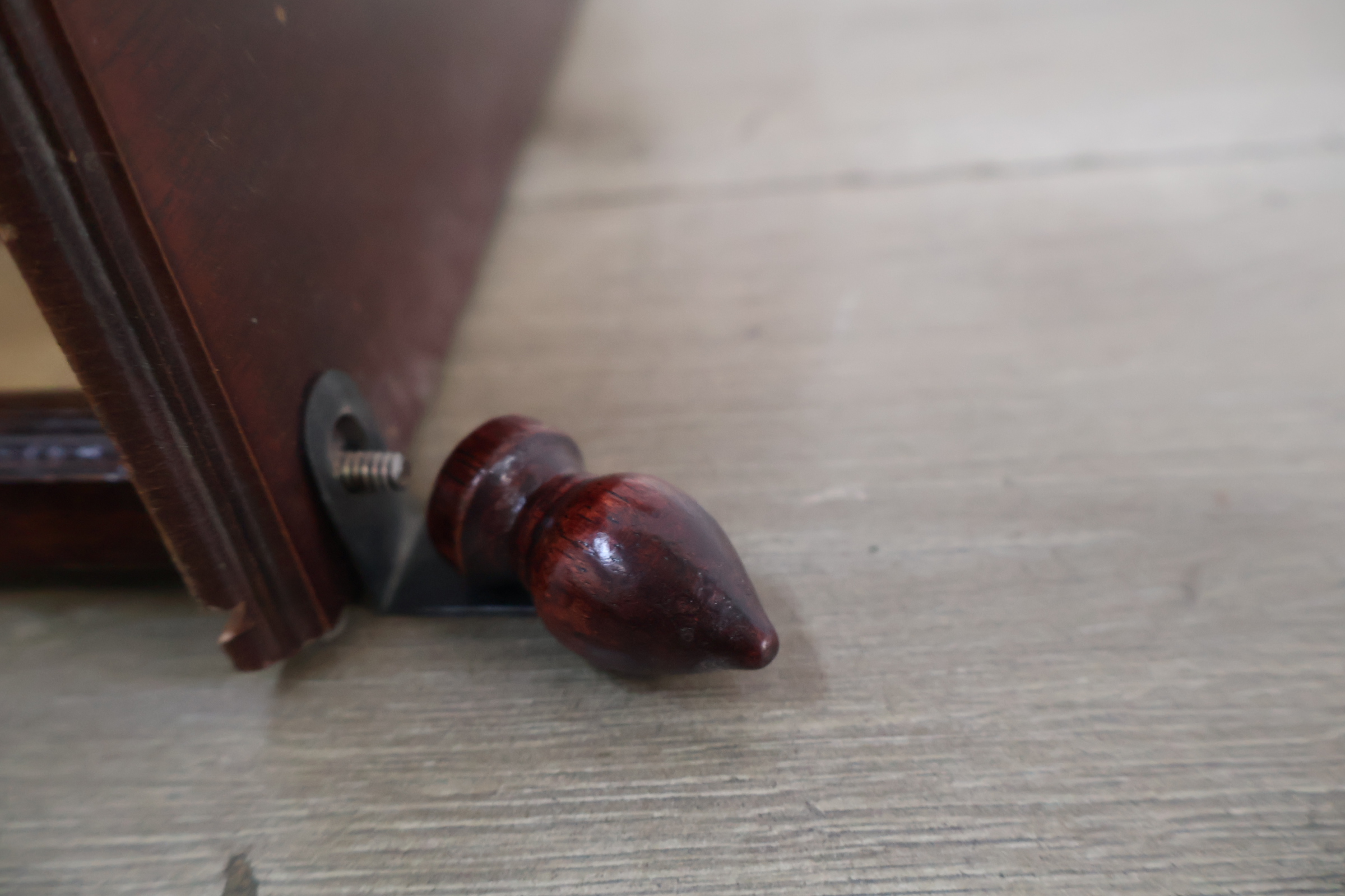 Houten vitrinekast met glasdeur en sierornamenten – foto 10 – kavel bij GSD Auctions, Zoeterwoude