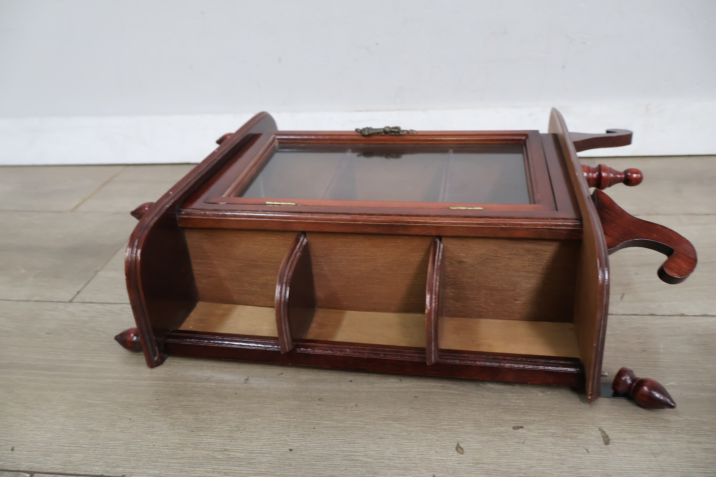 Houten vitrinekast met glasdeur en sierornamenten – foto 11 – kavel bij GSD Auctions, Zoeterwoude