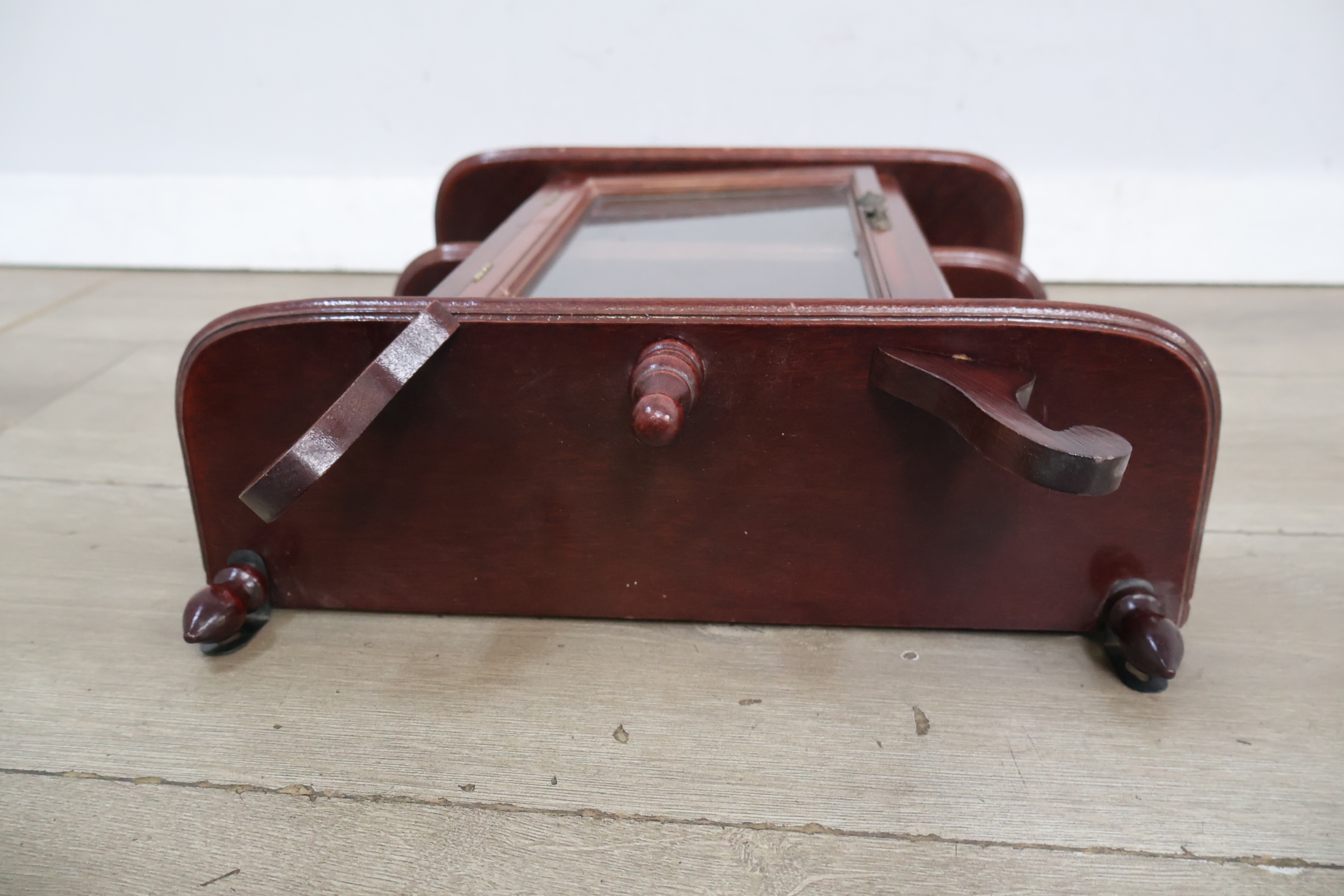 Houten vitrinekast met glasdeur en sierornamenten – foto 12 – kavel bij GSD Auctions, Zoeterwoude
