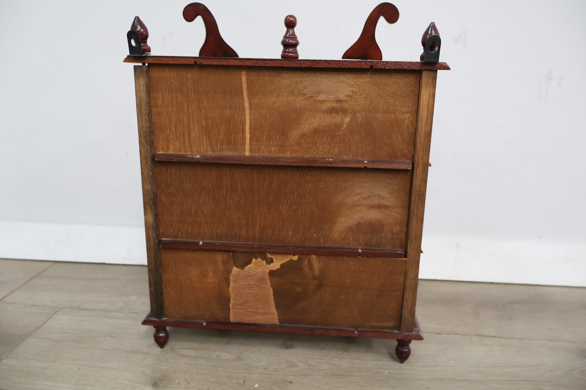 Houten vitrinekast met glasdeur en sierornamenten – foto 13 – kavel bij GSD Auctions, Zoeterwoude