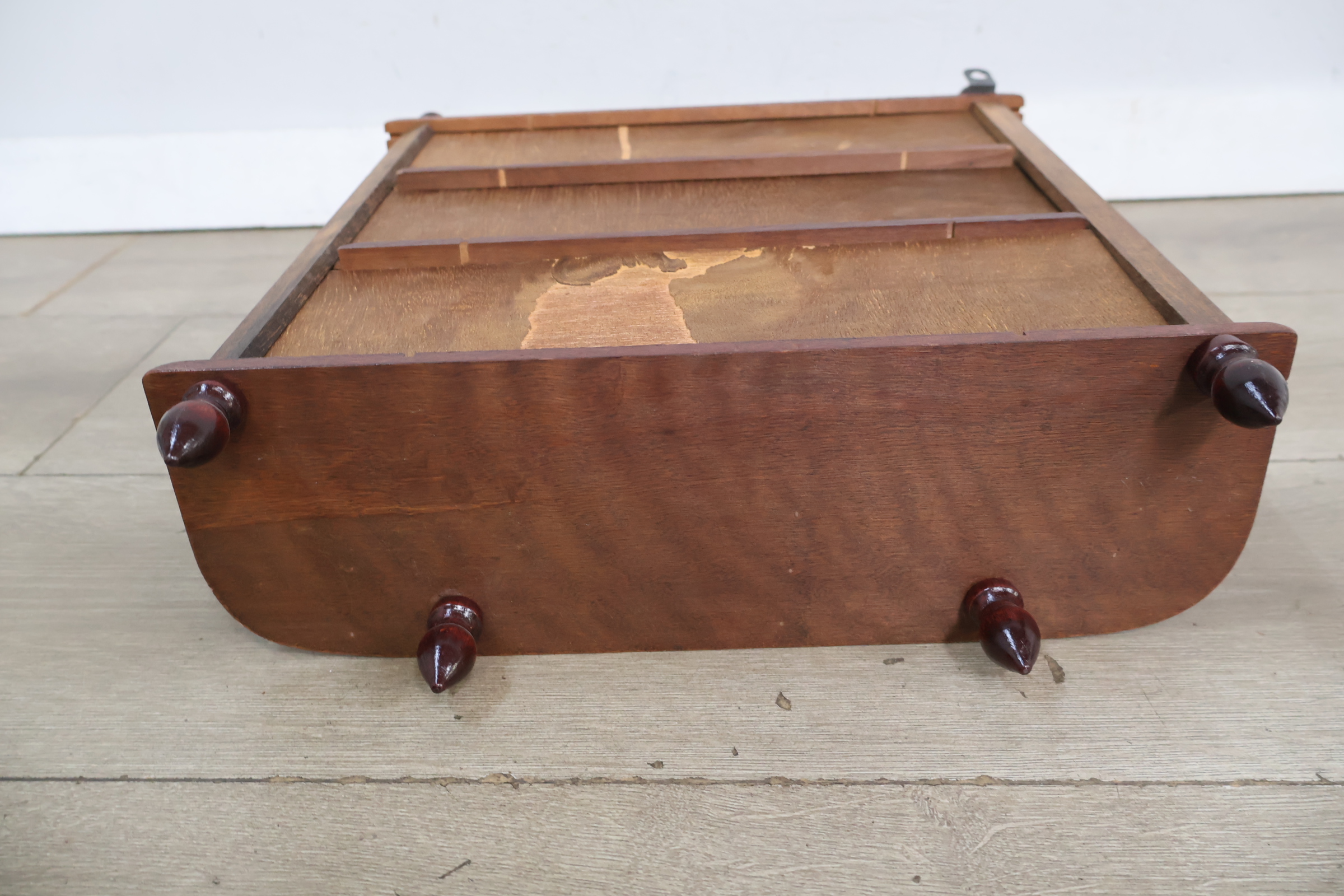 Houten vitrinekast met glasdeur en sierornamenten – foto 14 – kavel bij GSD Auctions, Zoeterwoude