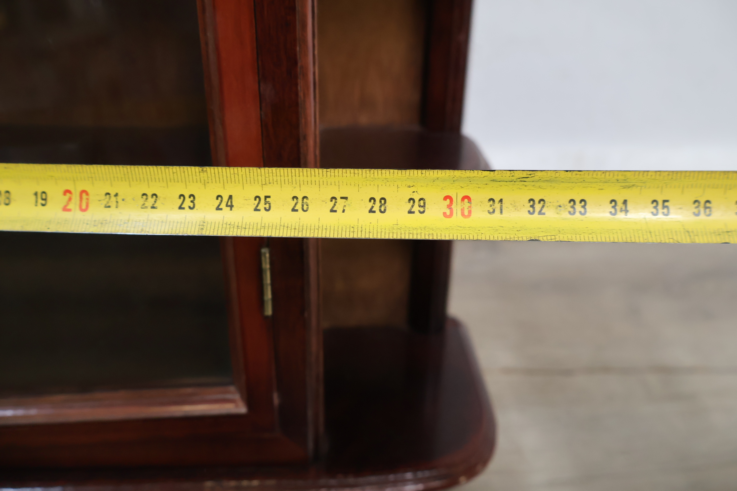 Houten vitrinekast met glasdeur en sierornamenten – foto 15 – kavel bij GSD Auctions, Zoeterwoude