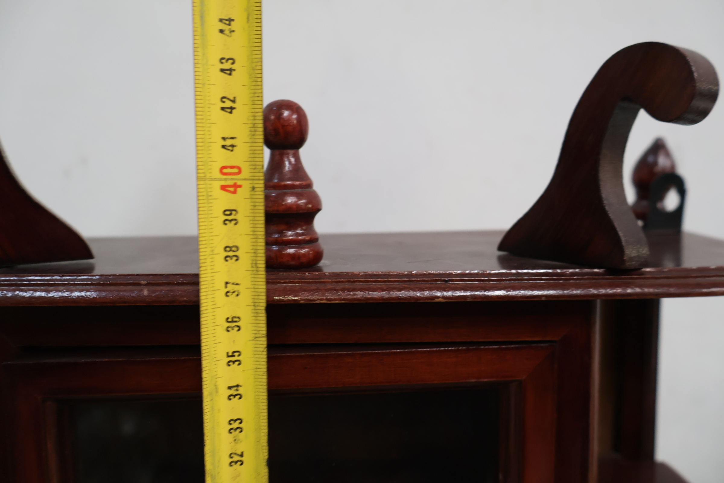 Houten vitrinekast met glasdeur en sierornamenten – foto 16 – kavel bij GSD Auctions, Zoeterwoude