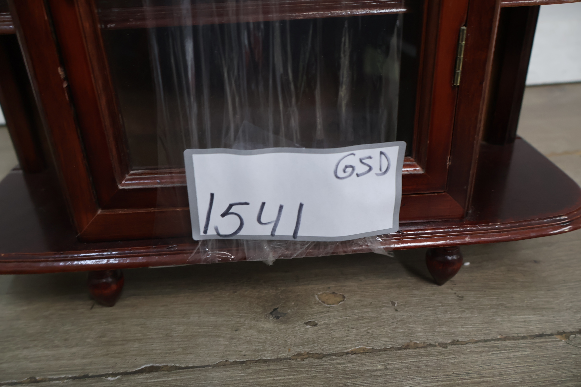 Houten vitrinekast met glasdeur en sierornamenten – foto 17 – kavel bij GSD Auctions, Zoeterwoude
