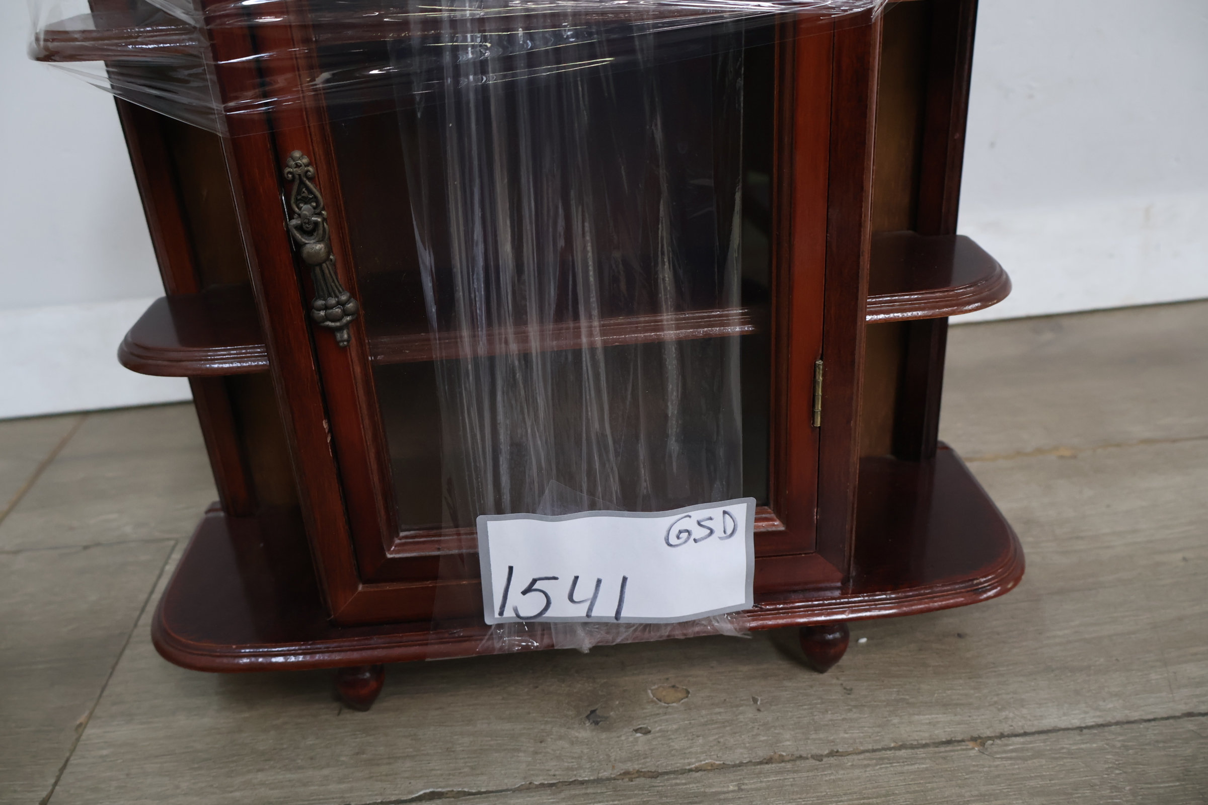 Houten vitrinekast met glasdeur en sierornamenten – foto 18 – kavel bij GSD Auctions, Zoeterwoude