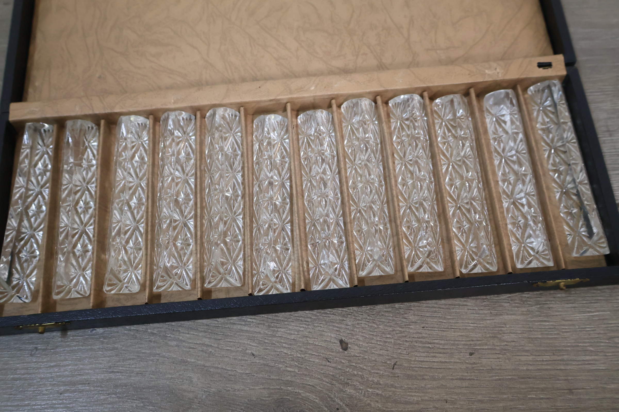 2 Dozen Vintage Kristallen Bestekleggers – foto 9 – kavel bij GSD Auctions, Zoeterwoude