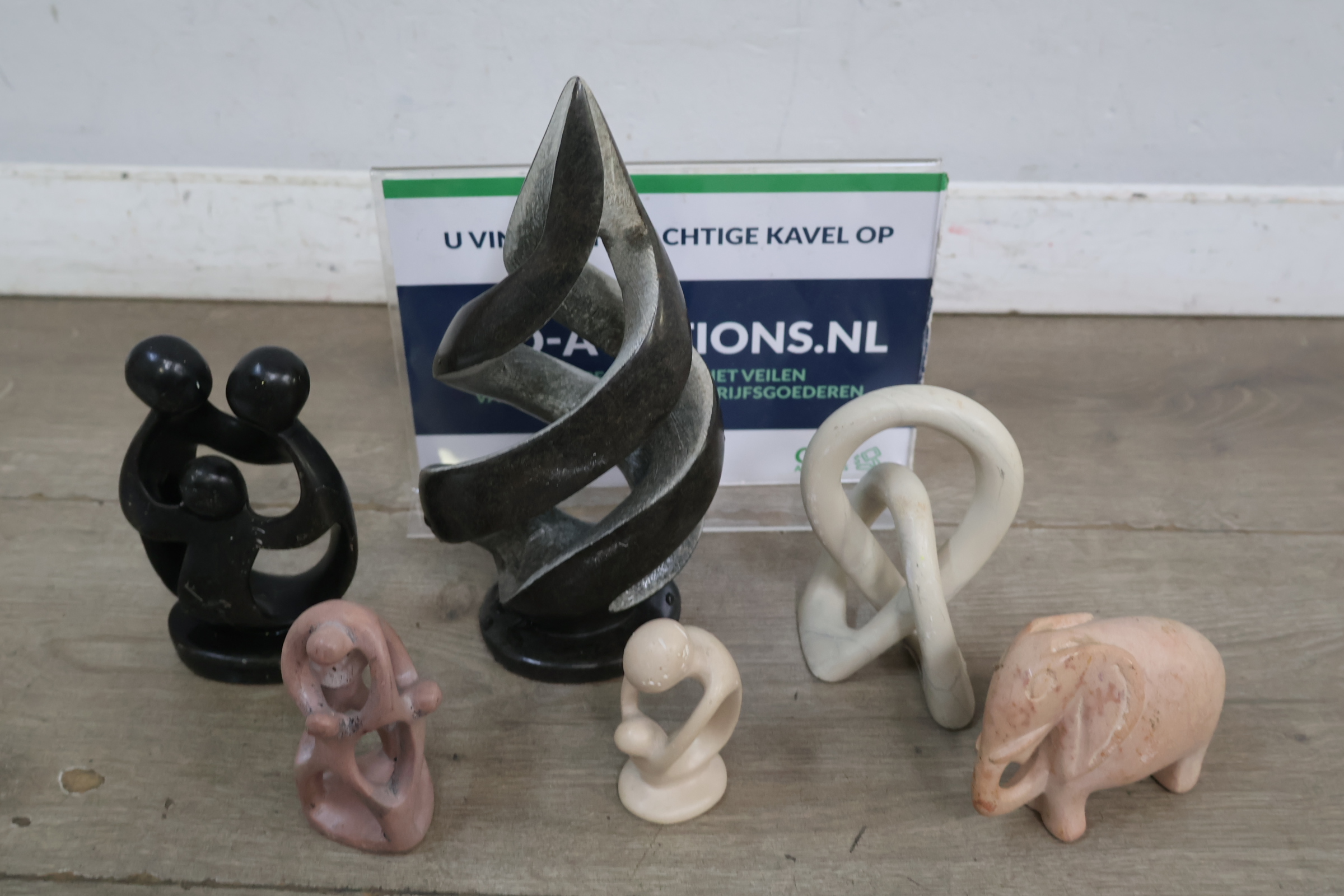 Set van 6 Diverse Stenen Beelden – foto 2 – kavel bij GSD Auctions, Zoeterwoude