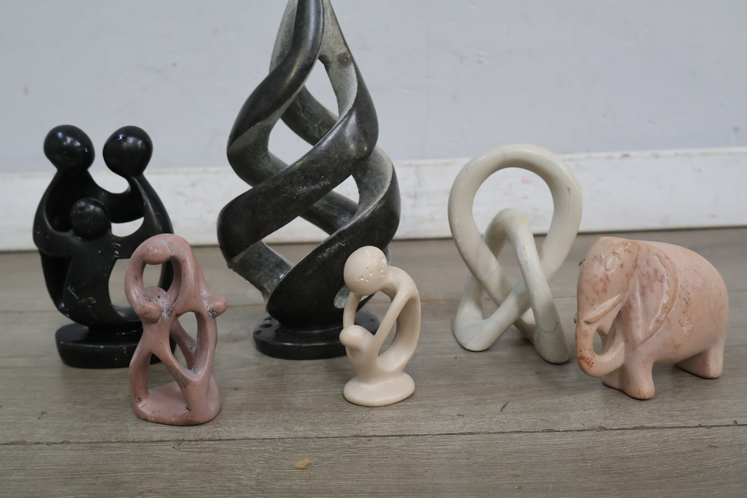 Set van 6 Diverse Stenen Beelden – foto 3 – kavel bij GSD Auctions, Zoeterwoude